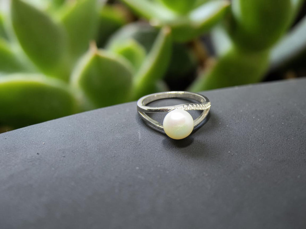 Anillo de Plata con Perla Natural y Circonitas