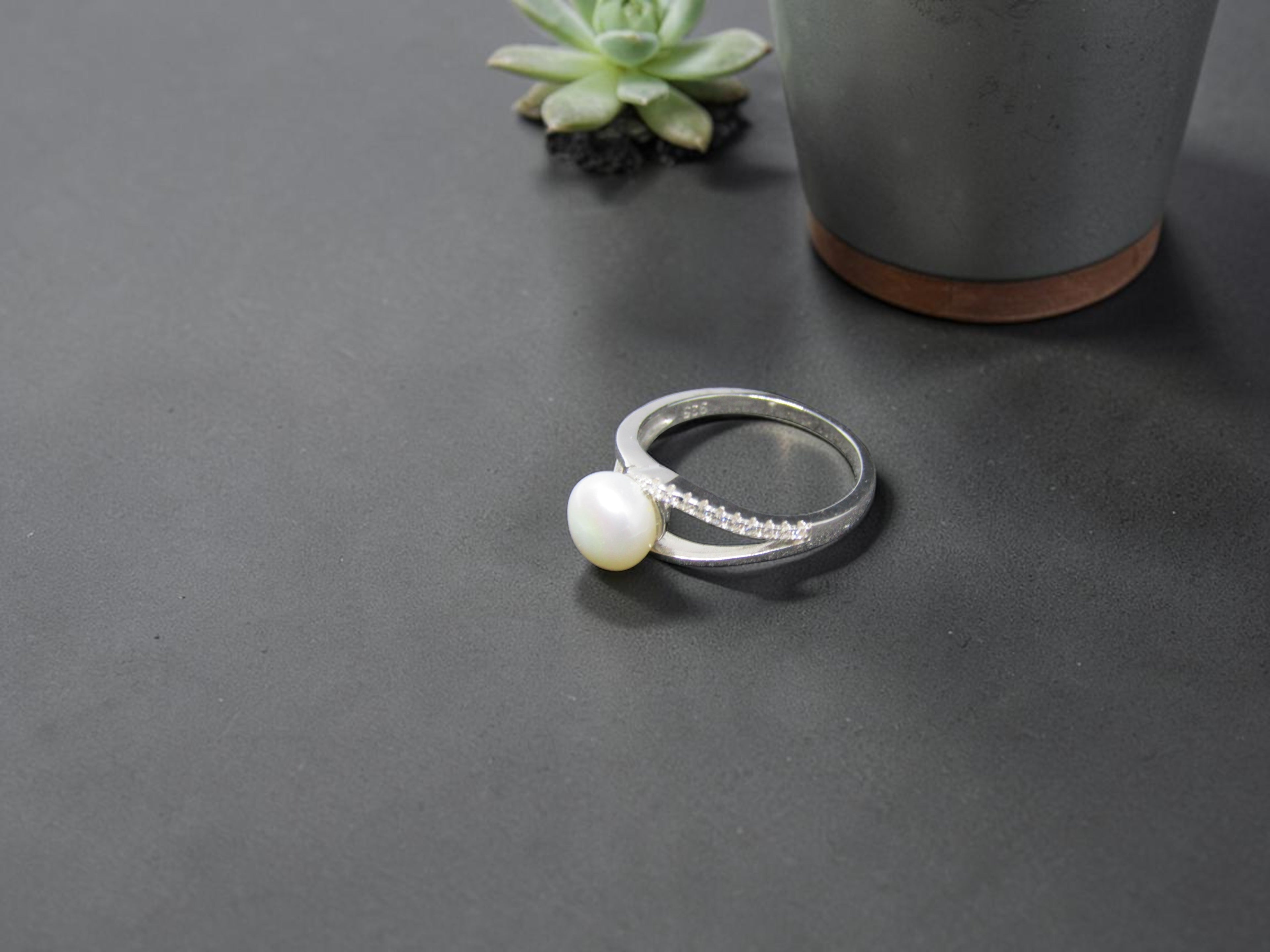 Anillo de Plata con Perla Natural y Circonitas