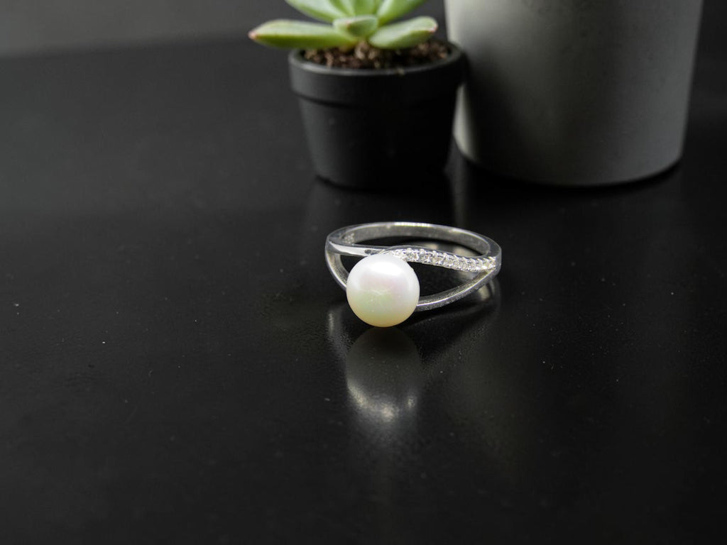 Anillo de Plata con Perla Natural y Circonitas