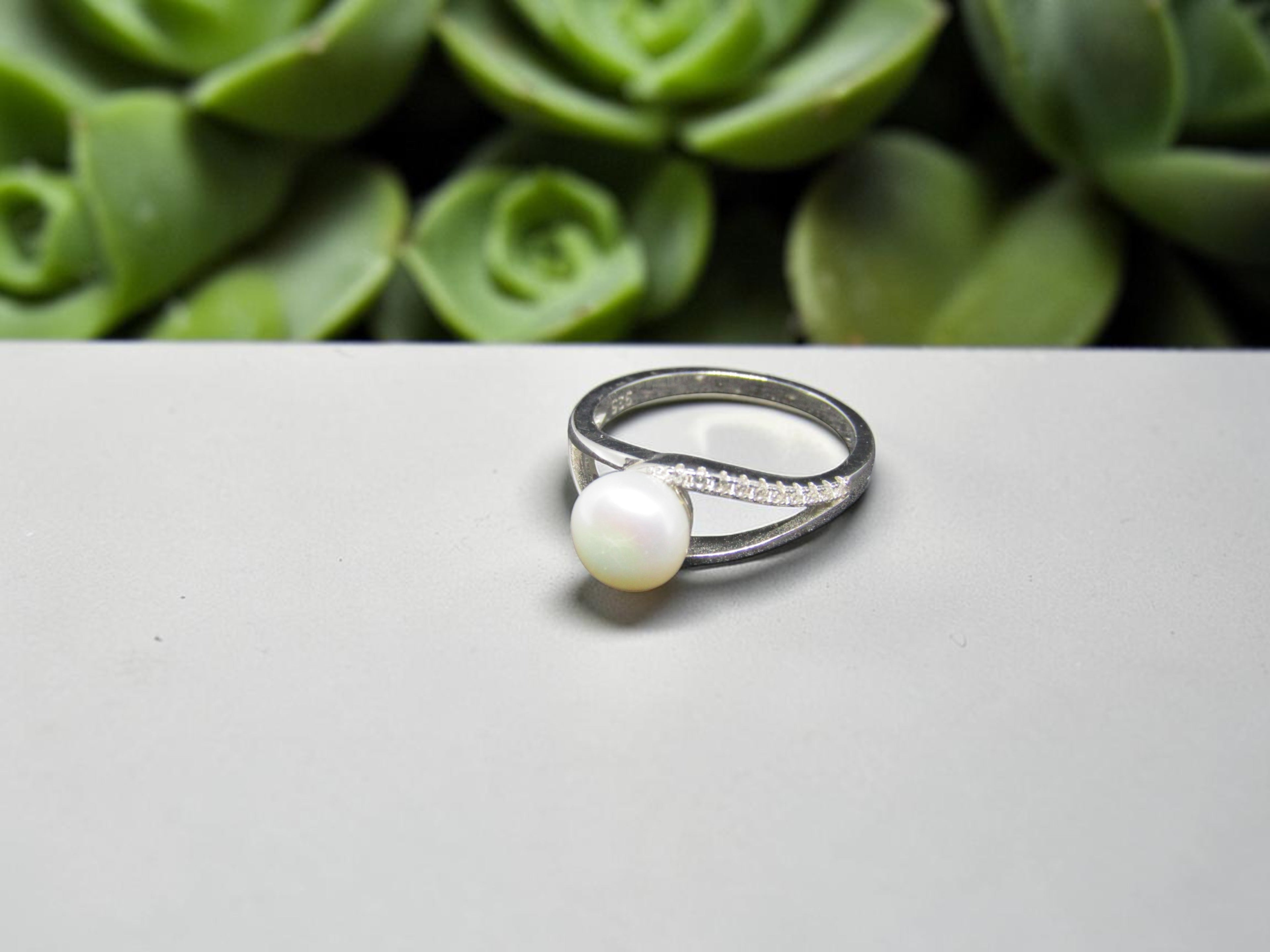Anillo de Plata con Perla Natural y Circonitas
