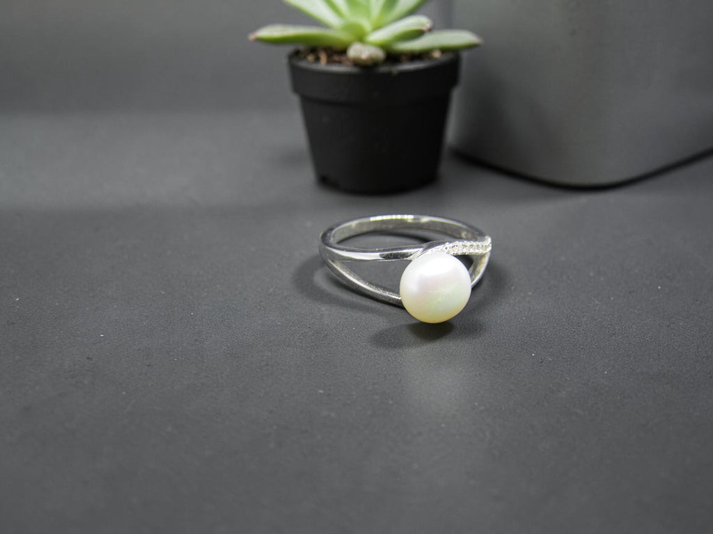 Anillo de Plata con Perla Natural y Circonitas