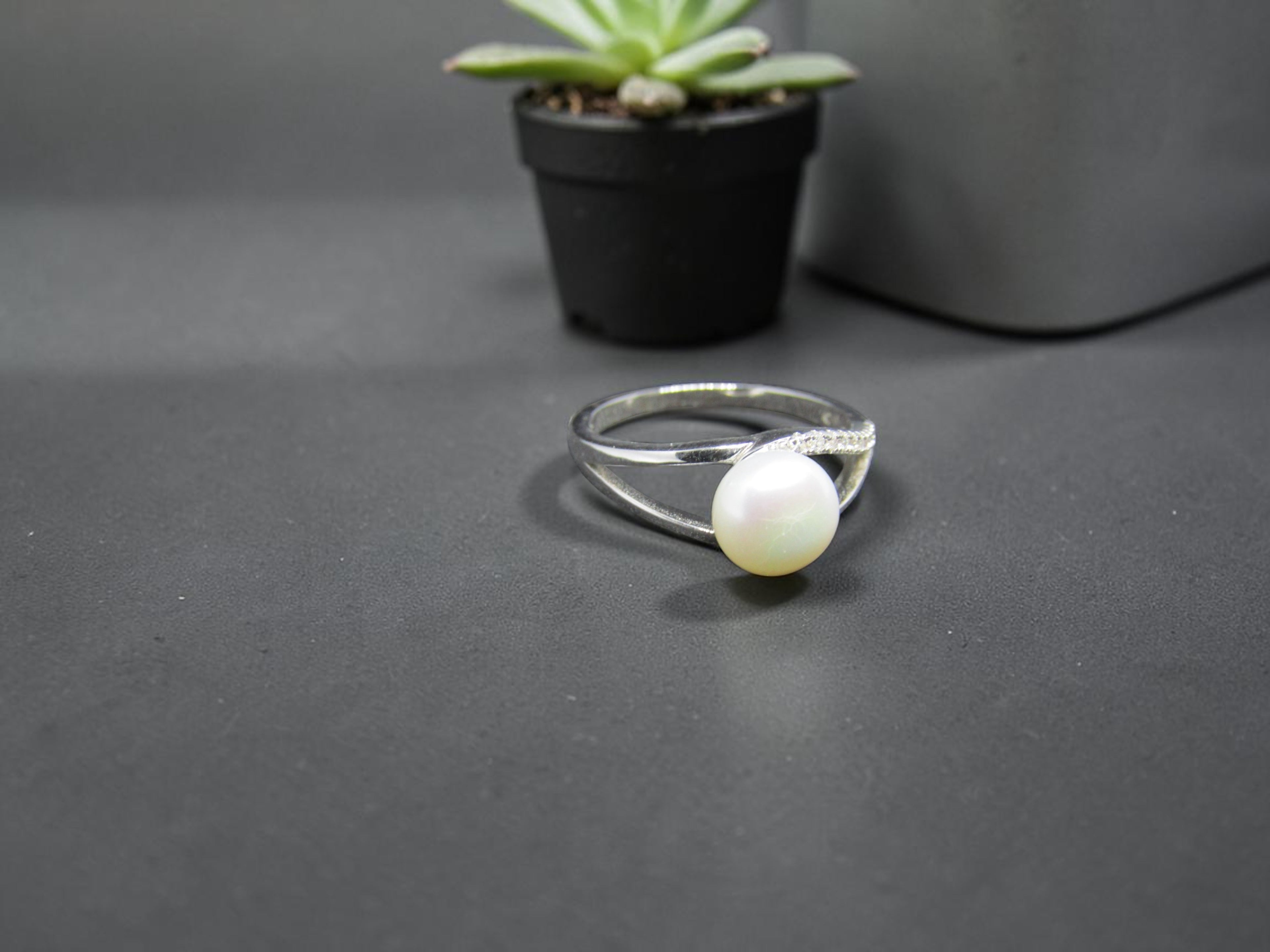Anillo de Plata con Perla Natural y Circonitas