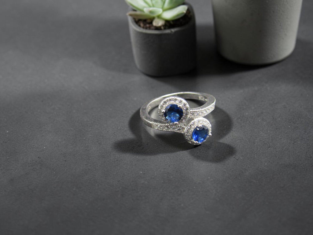 anillo de plata con circonitas azules