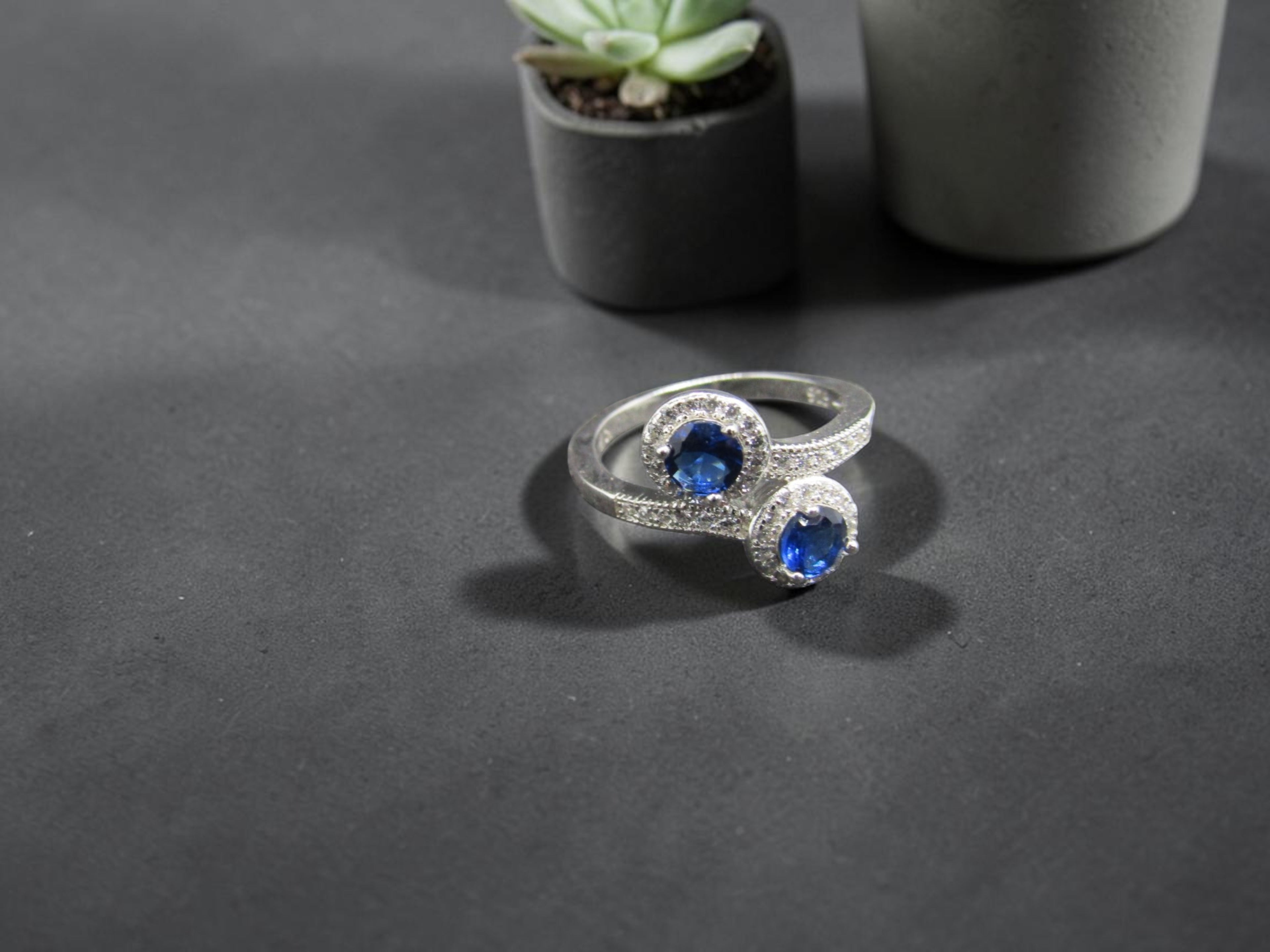 anillo de plata con circonitas azules