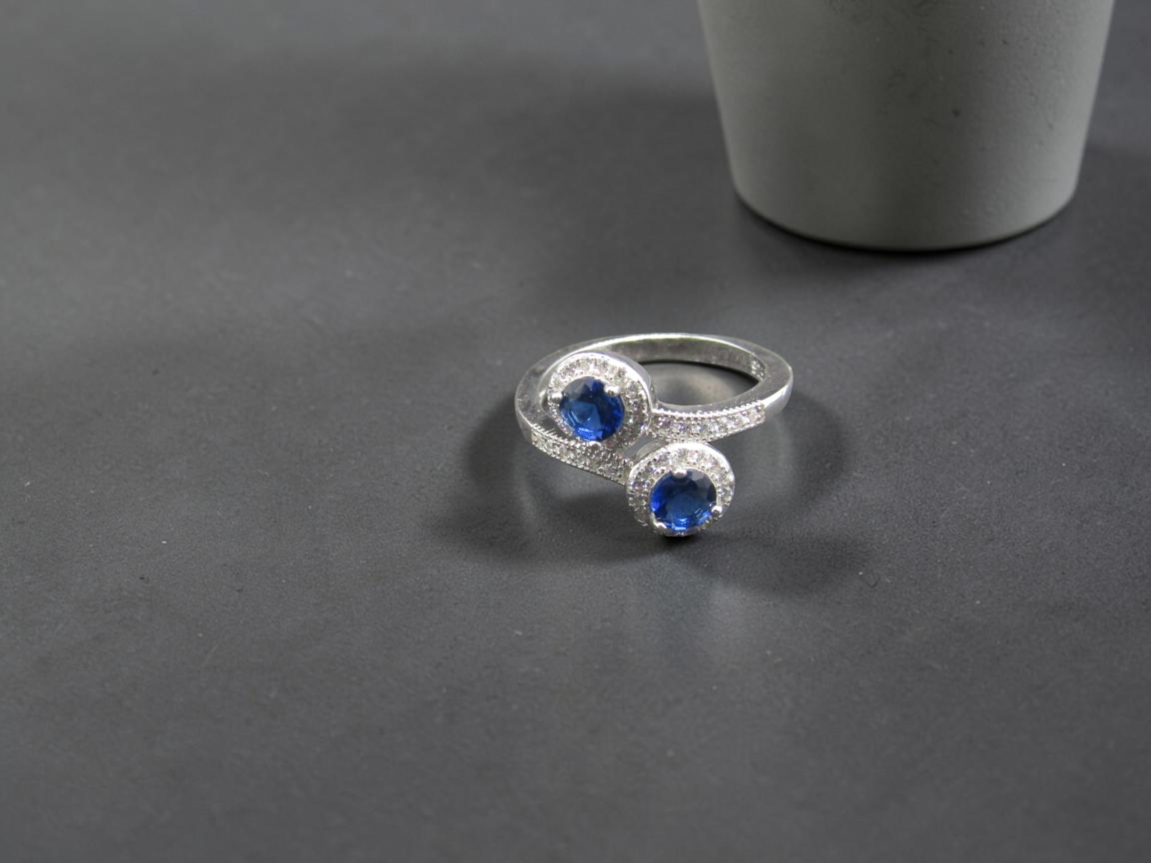 anillo de plata con circonitas azules