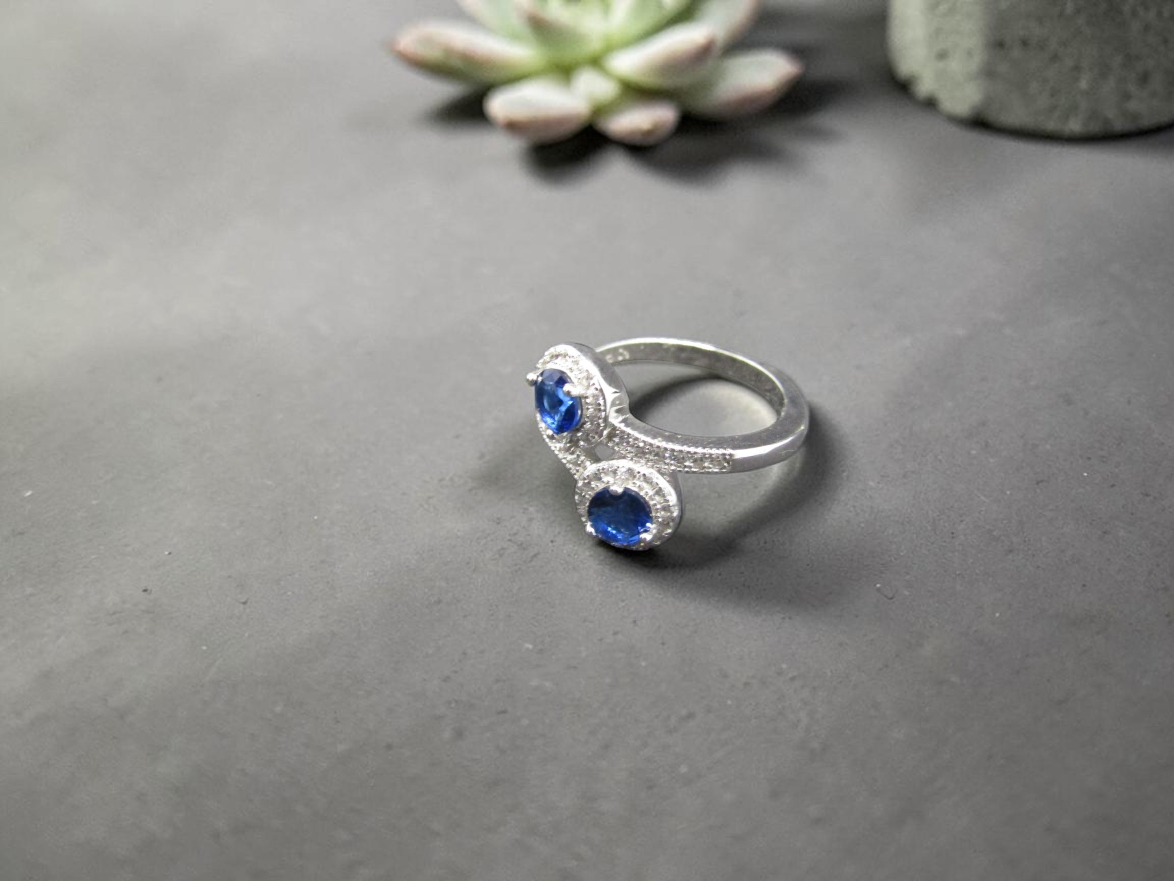 anillo de plata con circonitas azules