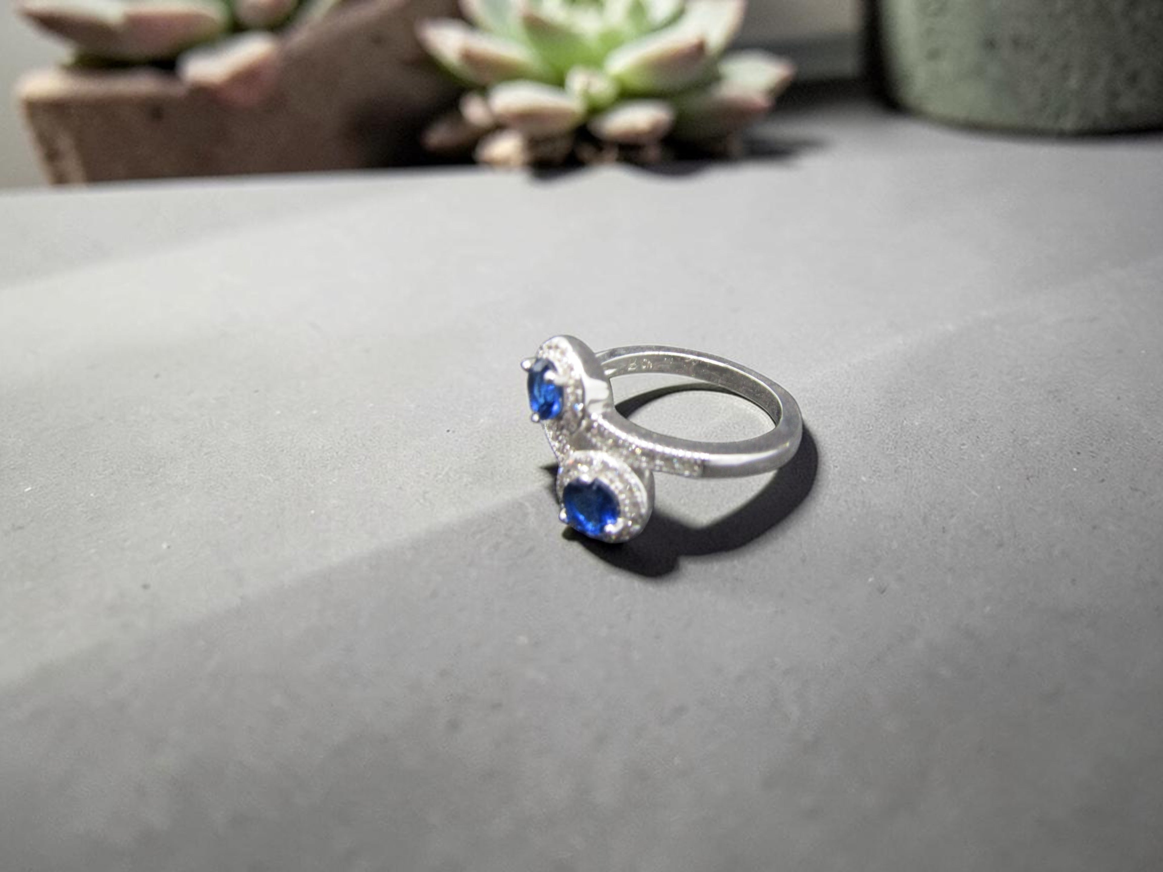 anillo de plata con circonitas azules