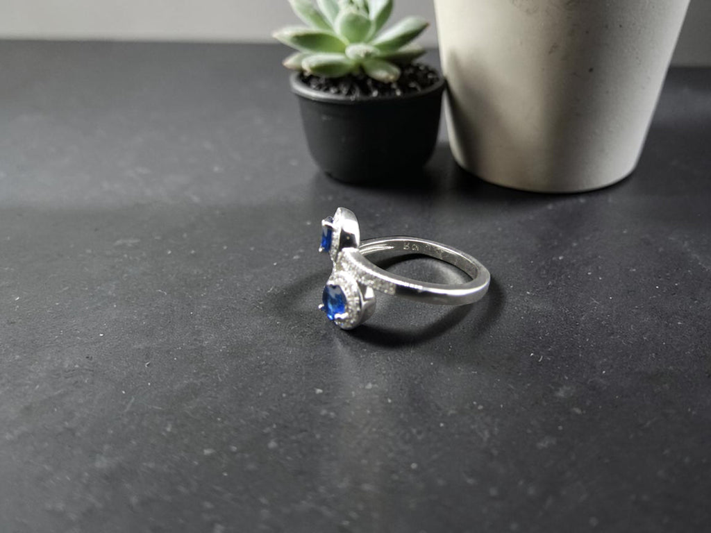 anillo de plata con circonitas azules