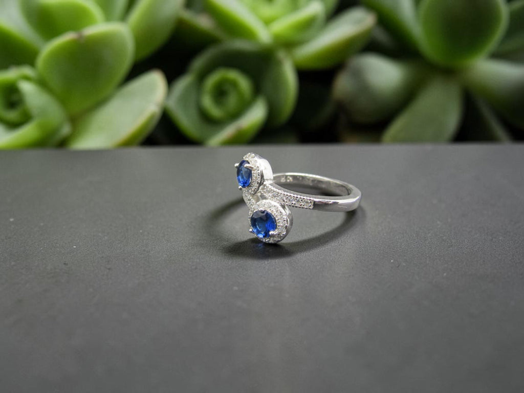 anillo de plata con circonitas azules