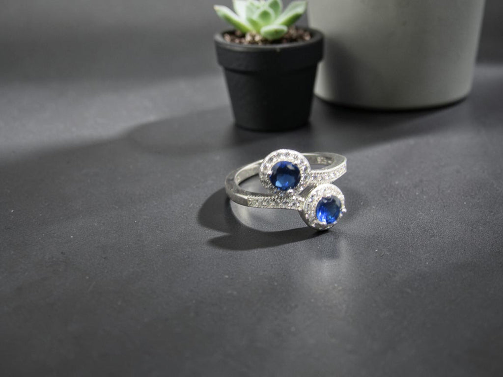 anillo de plata con circonitas azules