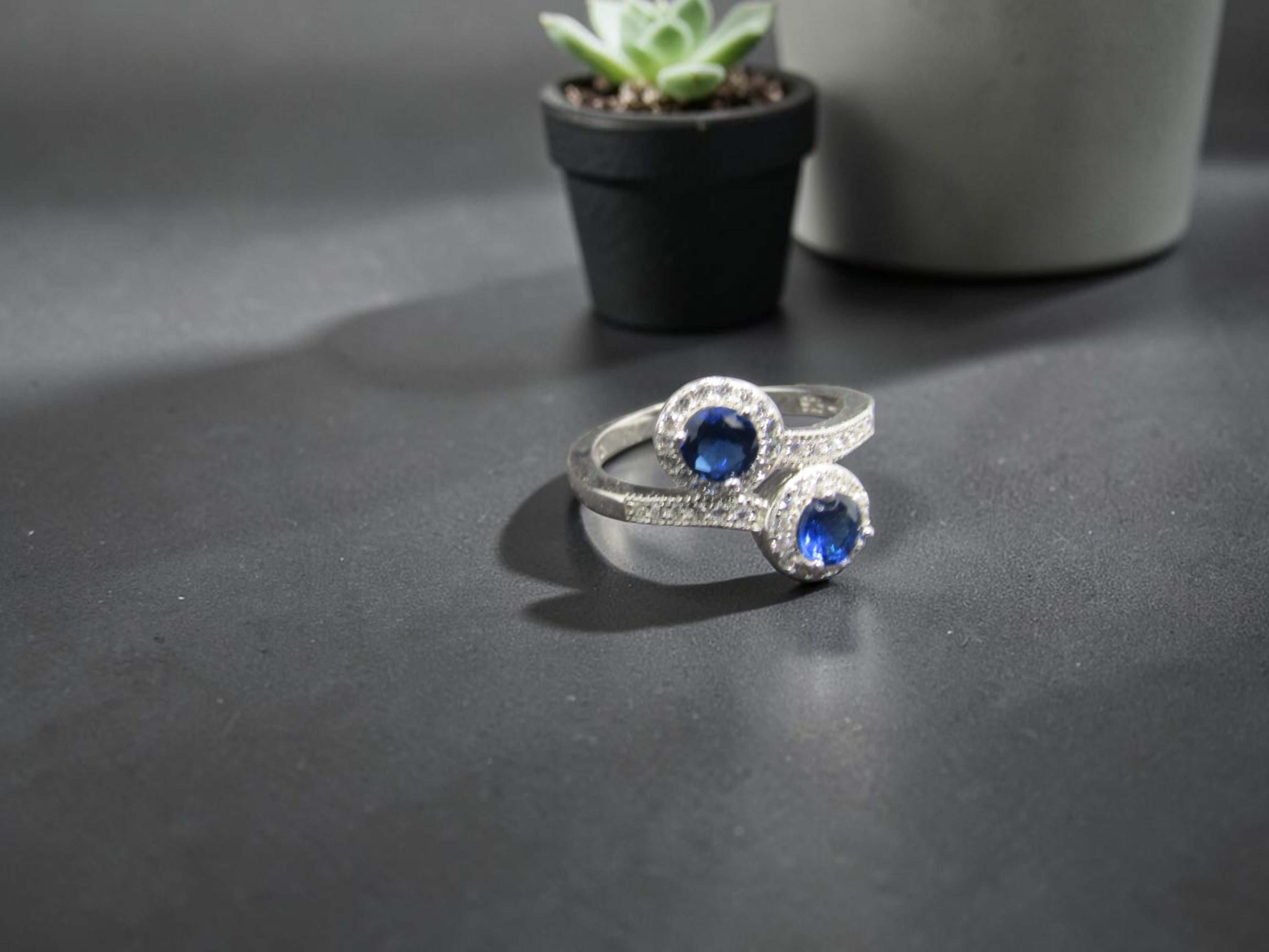 anillo de plata con circonitas azules