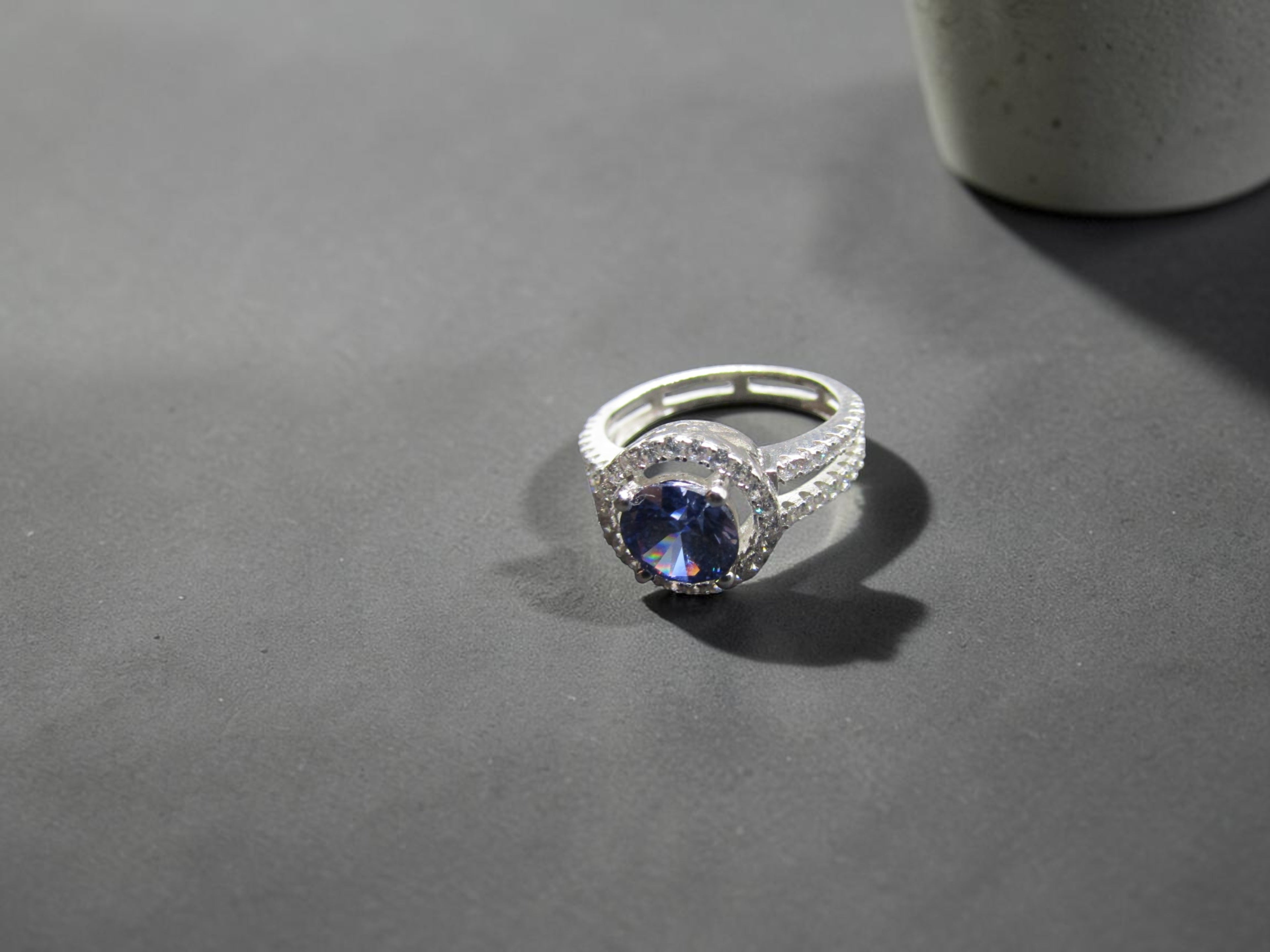 Anillo de Plata con Tanzanita Azul Violáceo