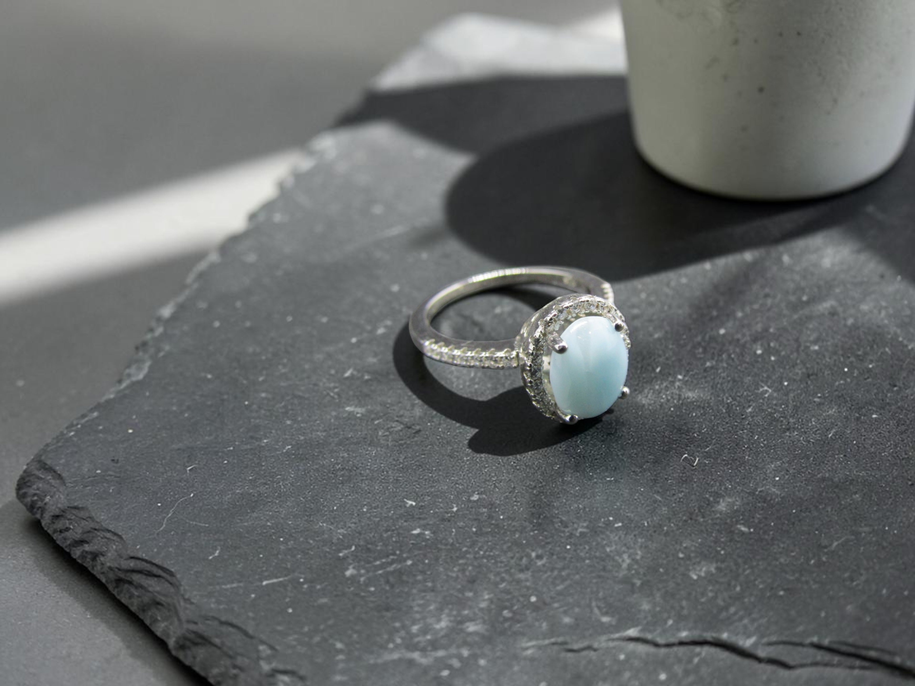 Anillo de Larimar Ovalado en Plata y Circonitas