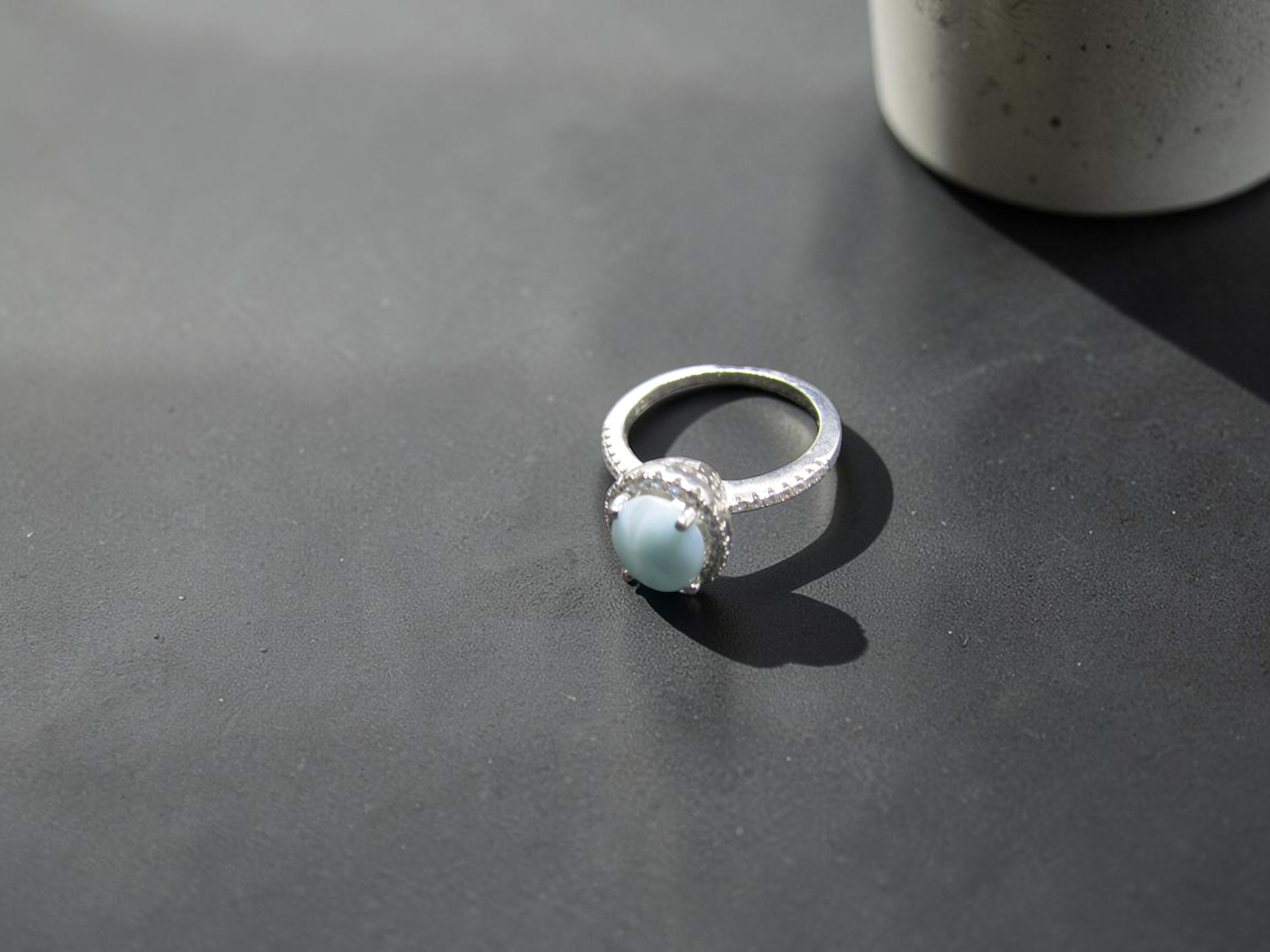 Anillo de Larimar Ovalado en Plata y Circonitas