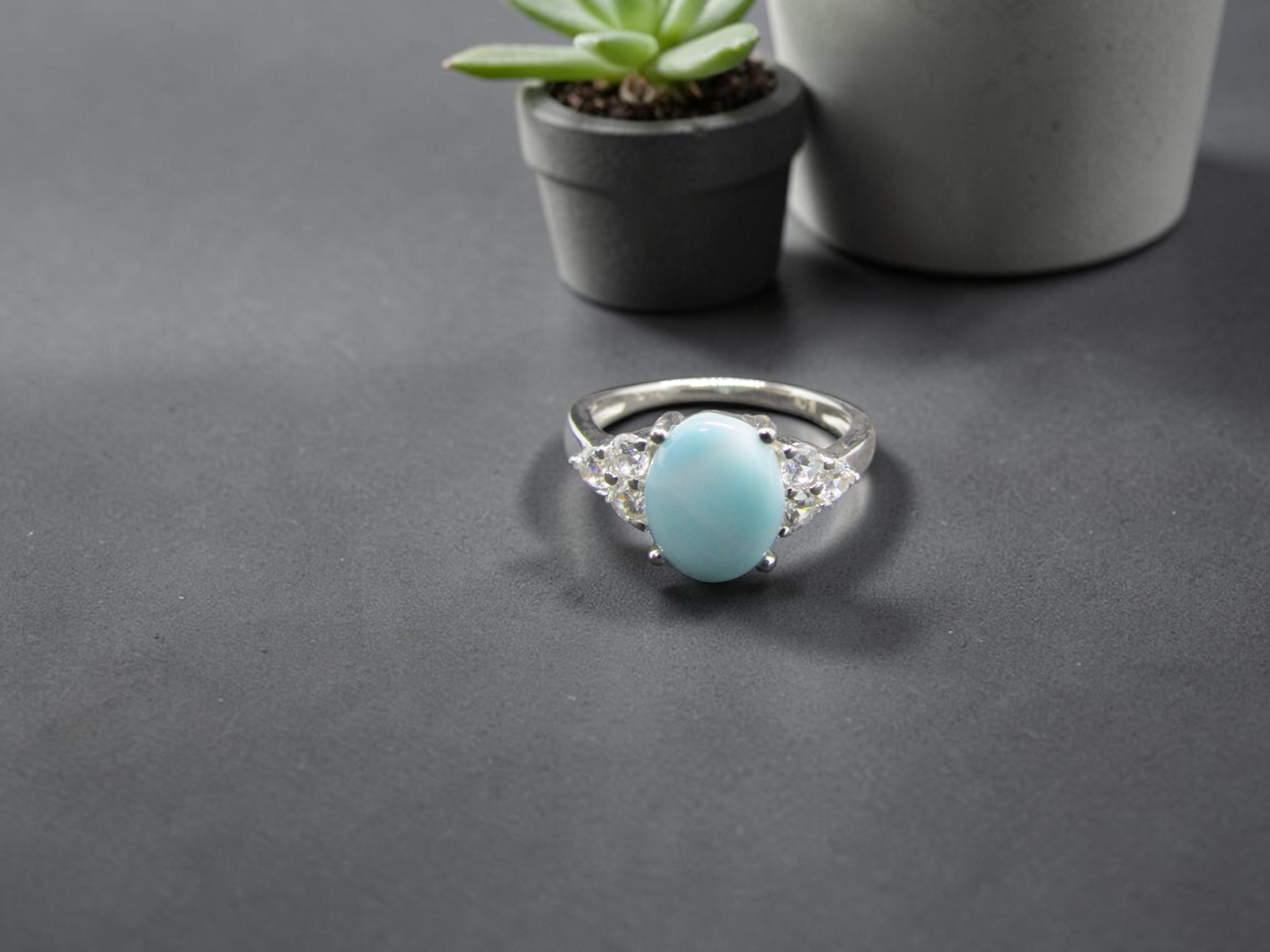 Anillo de Plata con Larimar Ovalado y Circonitas
