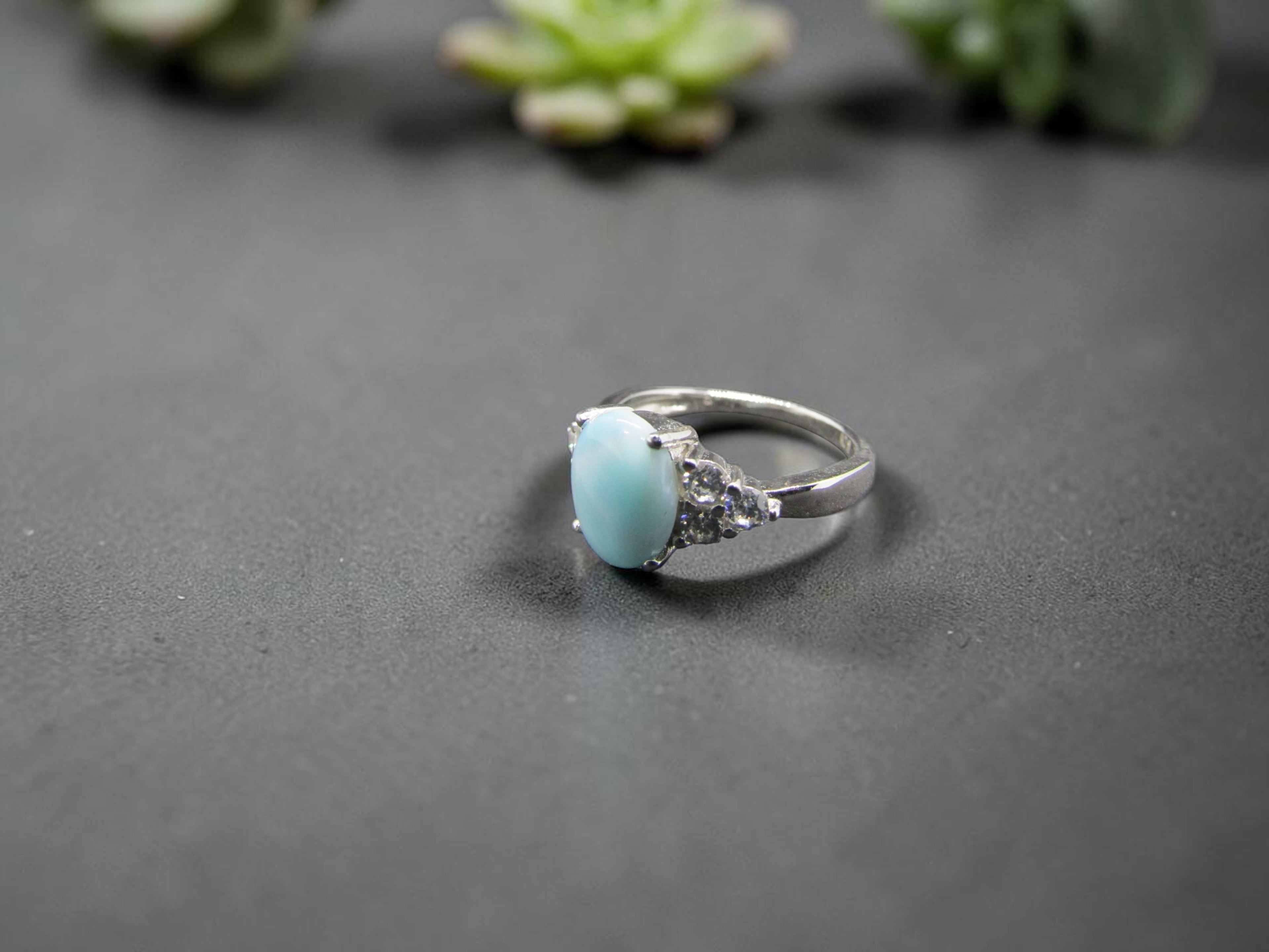 Anillo de Plata con Larimar Ovalado y Circonitas