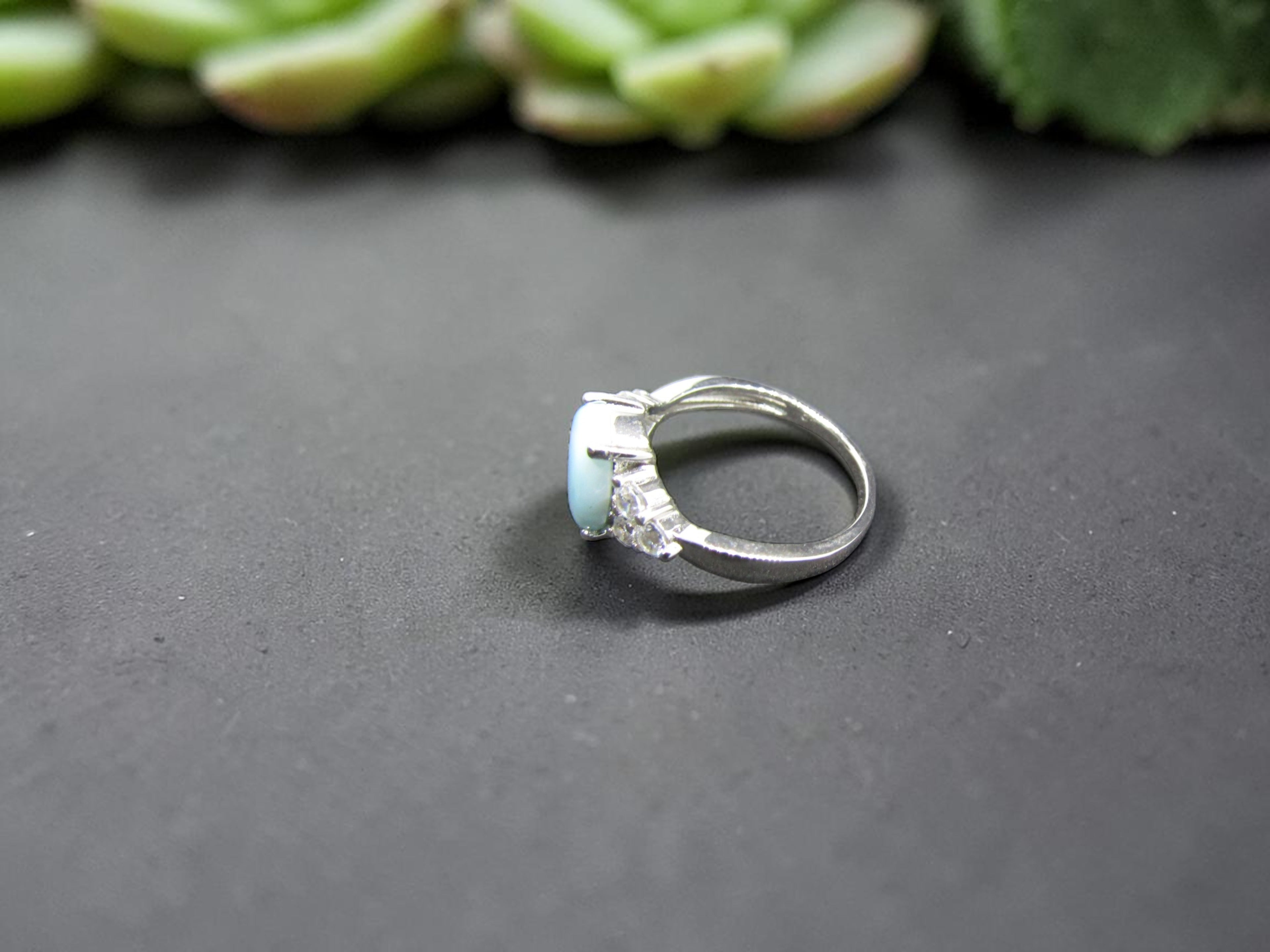 Anillo de Plata con Larimar Ovalado y Circonitas