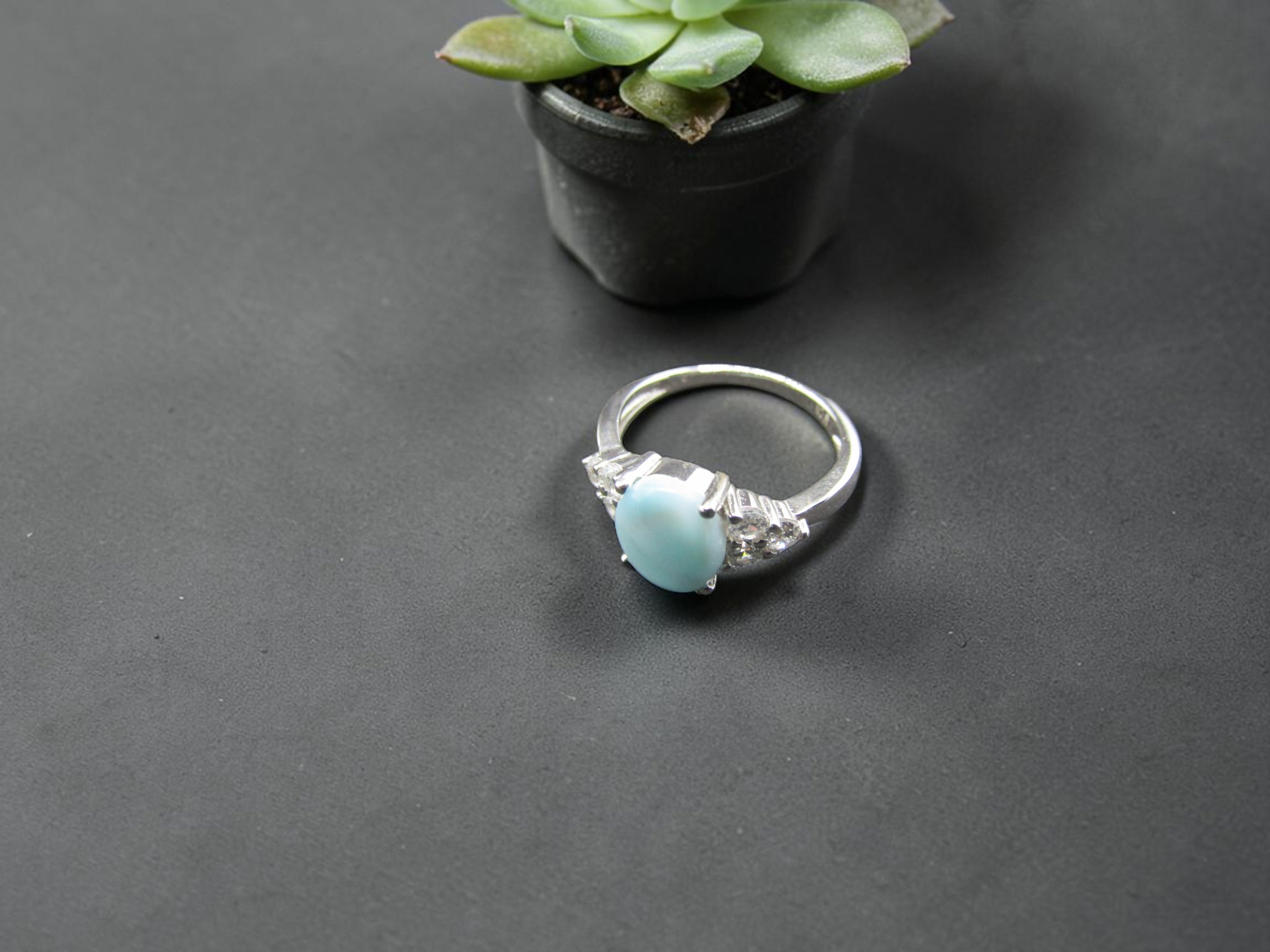 Anillo de Plata con Larimar Ovalado y Circonitas