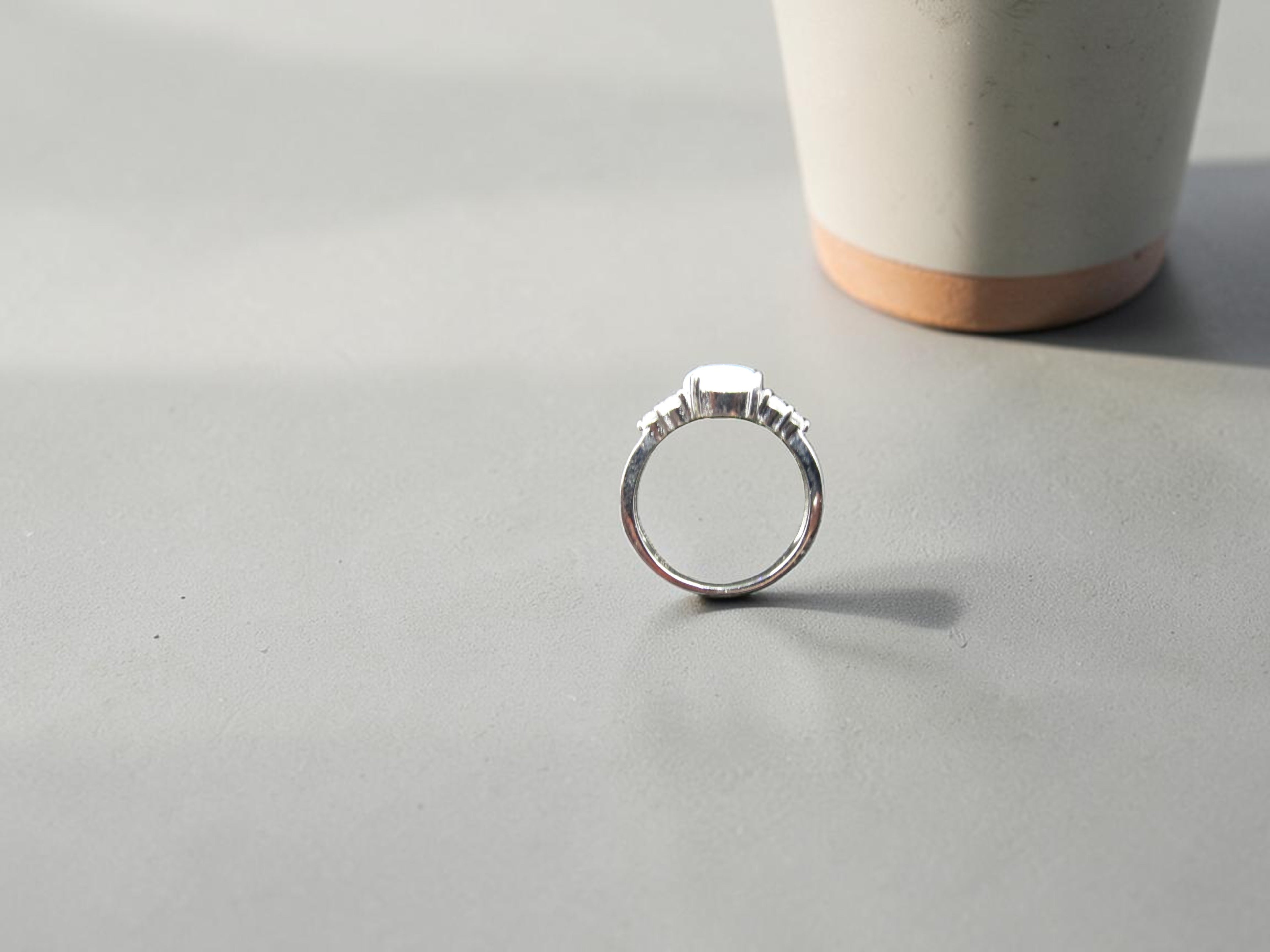Anillo de Plata con Larimar Ovalado y Circonitas