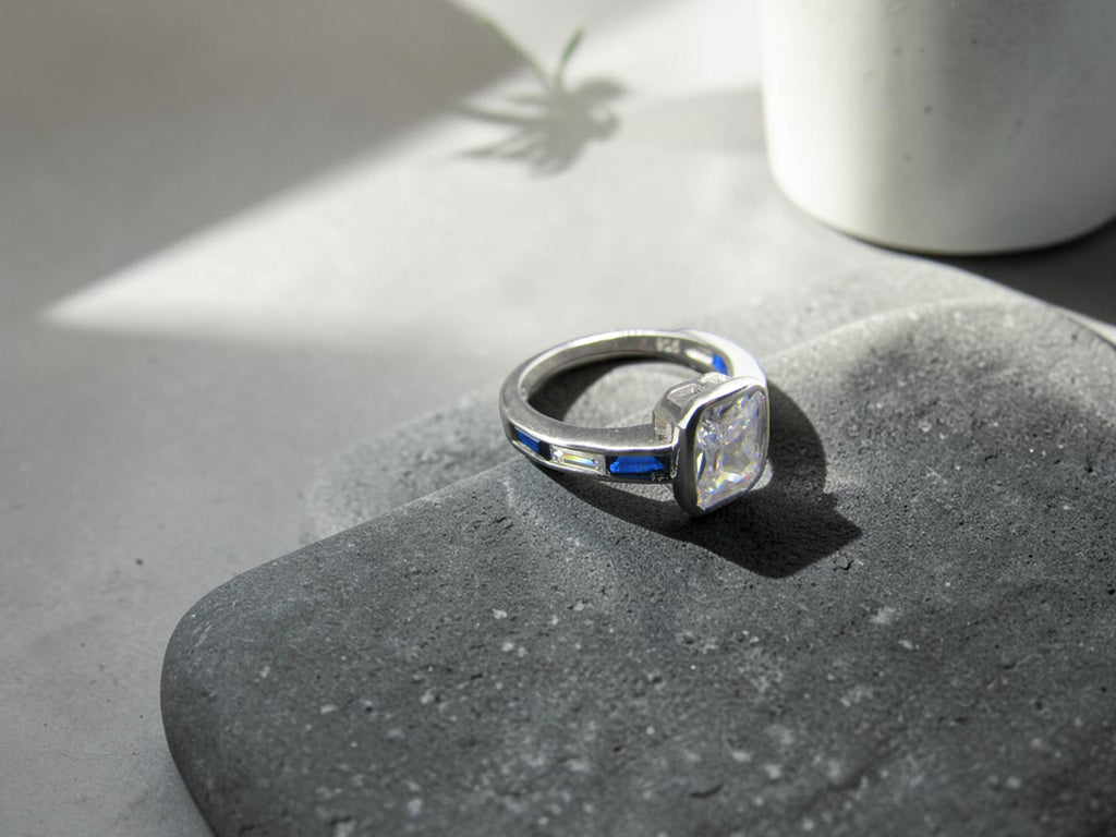 Anillo de Plata Azul Zafiro y circonitas