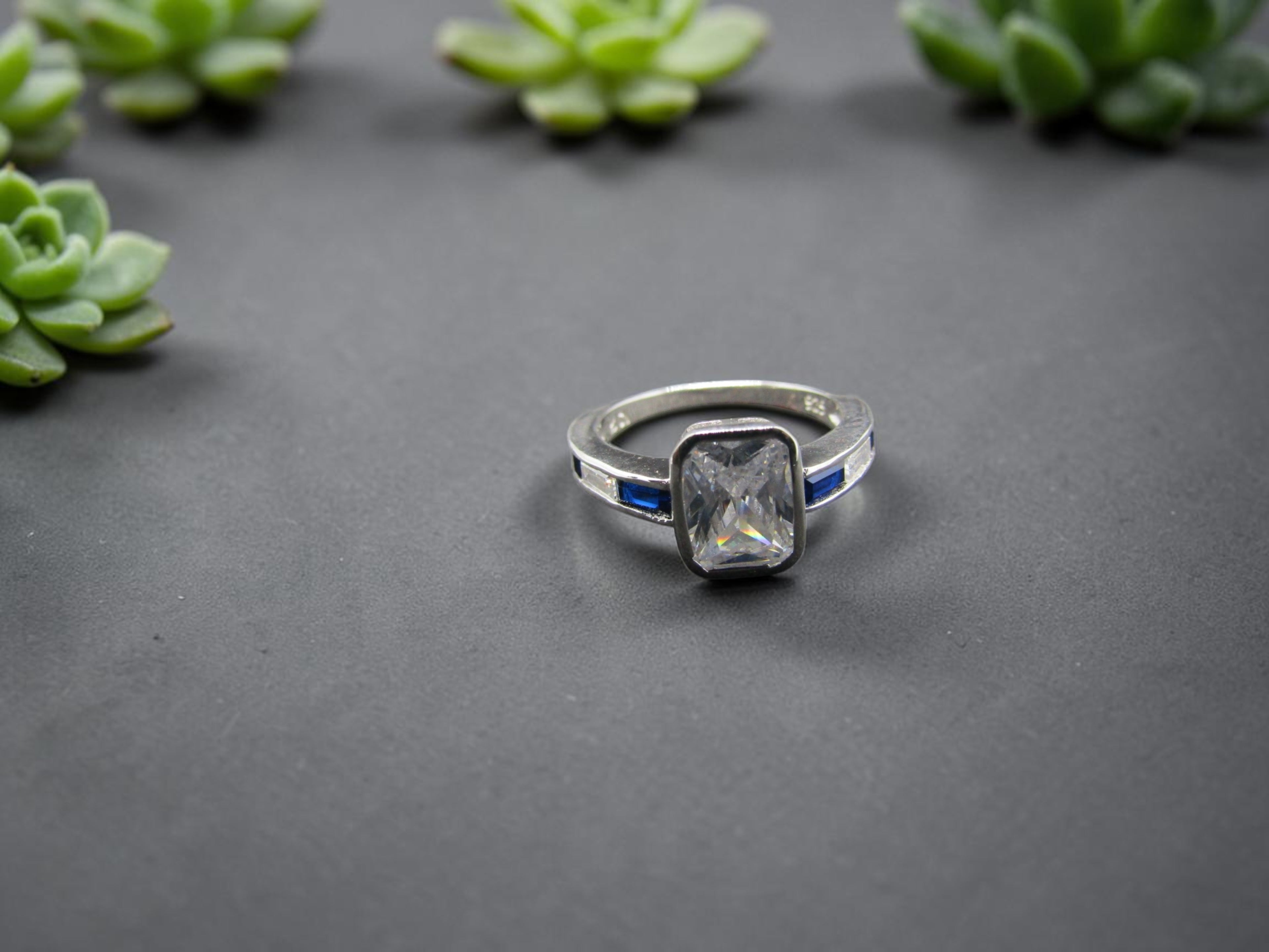 Anillo de Plata Azul Zafiro y circonitas