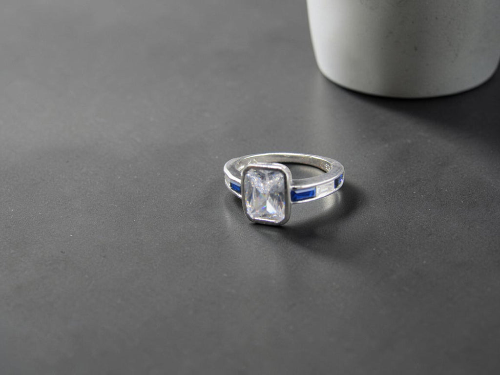 Anillo de Plata Azul Zafiro y circonitas