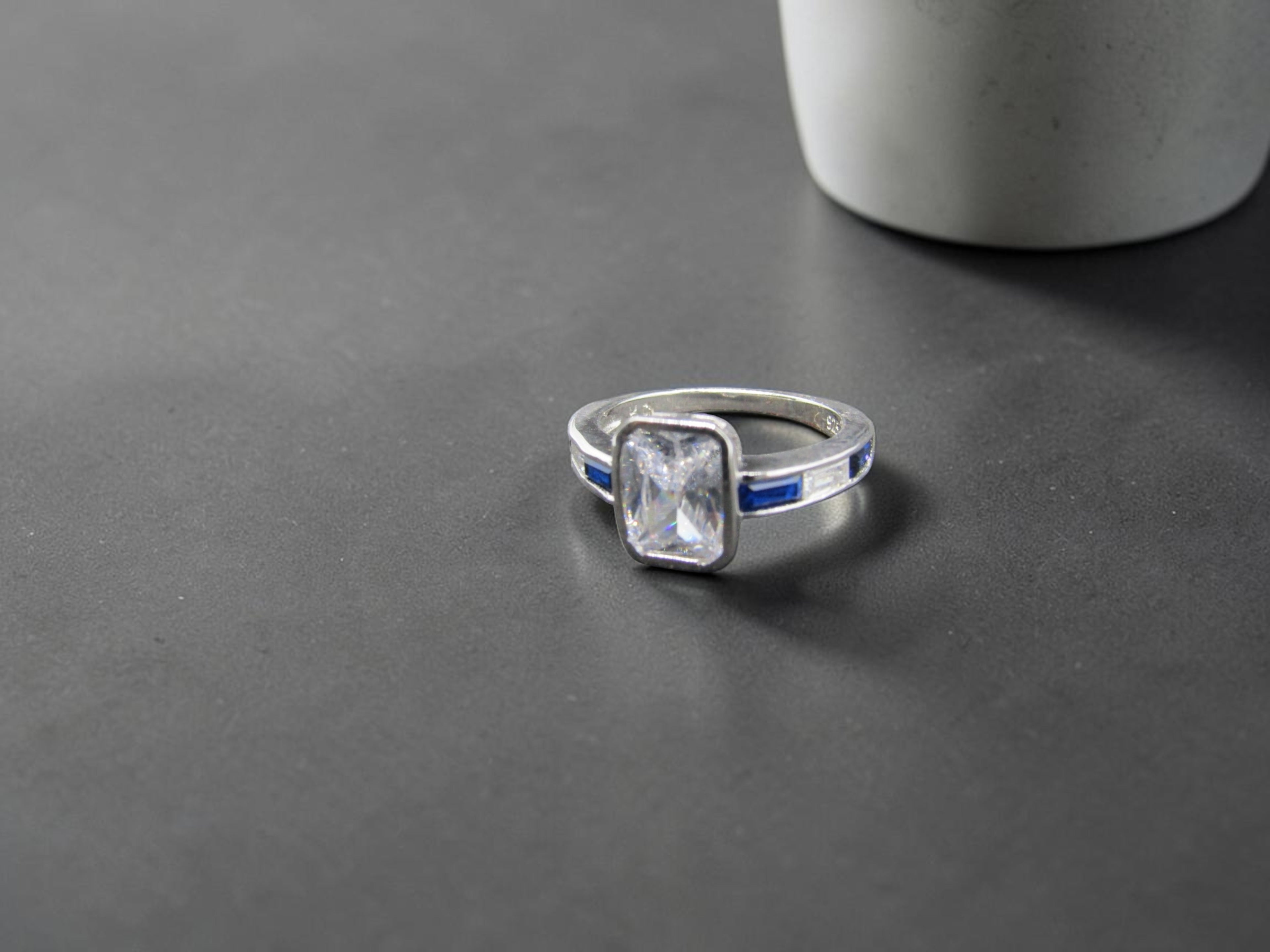 Anillo de Plata Azul Zafiro y circonitas