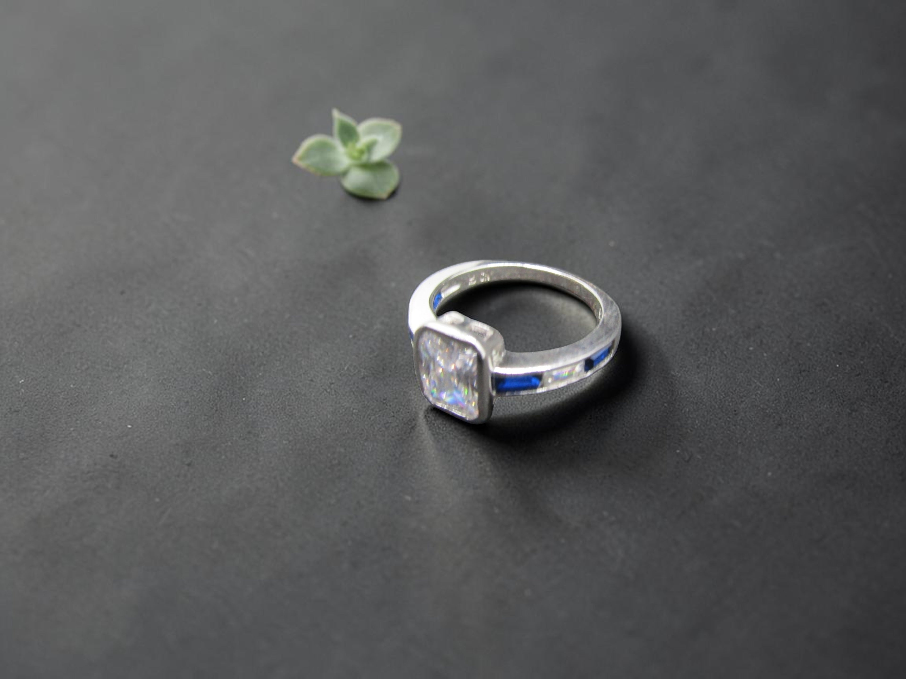 Anillo de Plata Azul Zafiro y circonitas