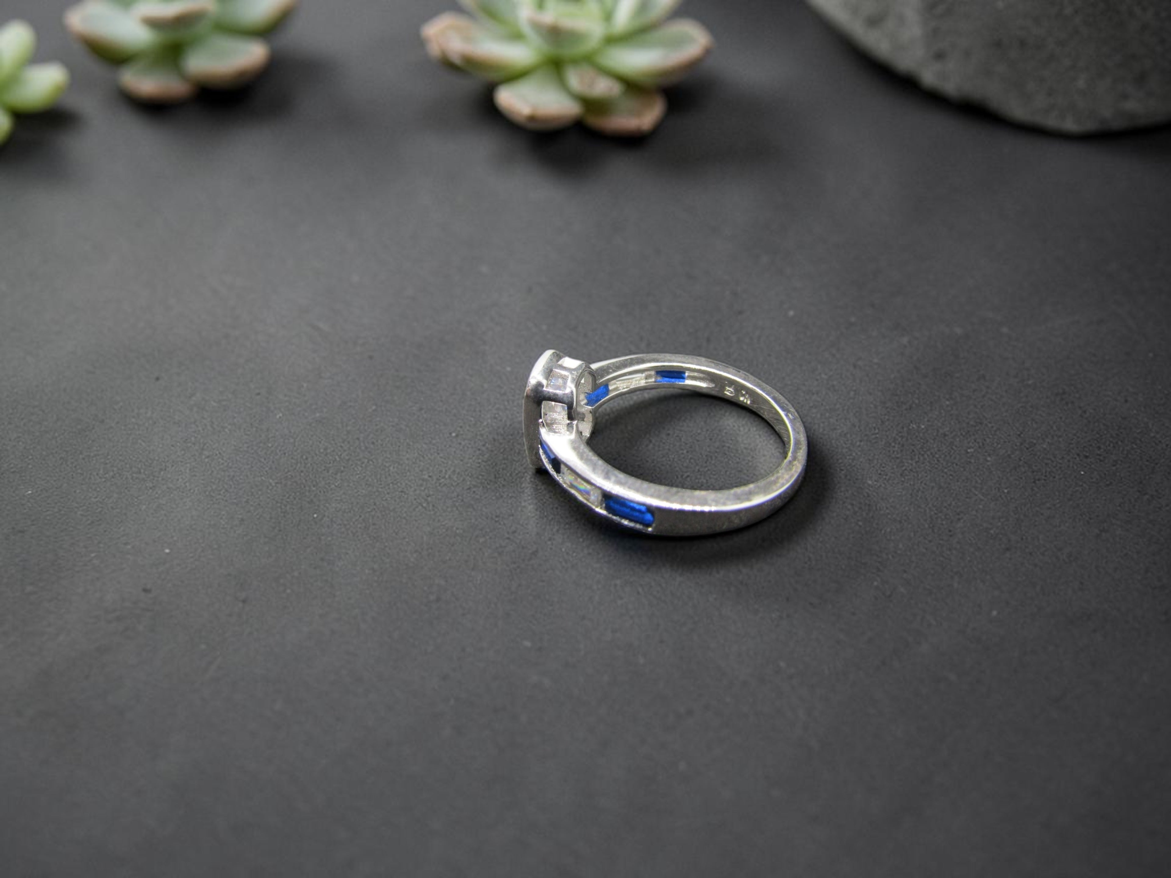 Anillo de Plata Azul Zafiro y circonitas