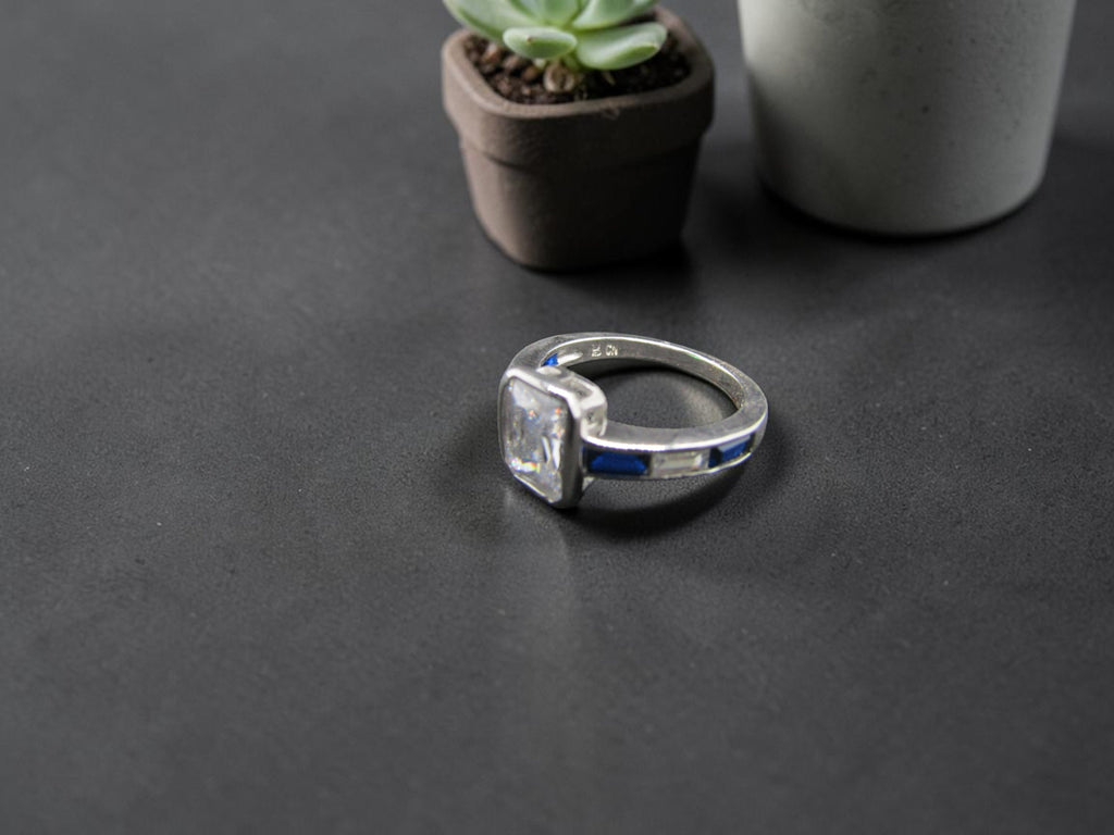 Anillo de Plata Azul Zafiro y circonitas