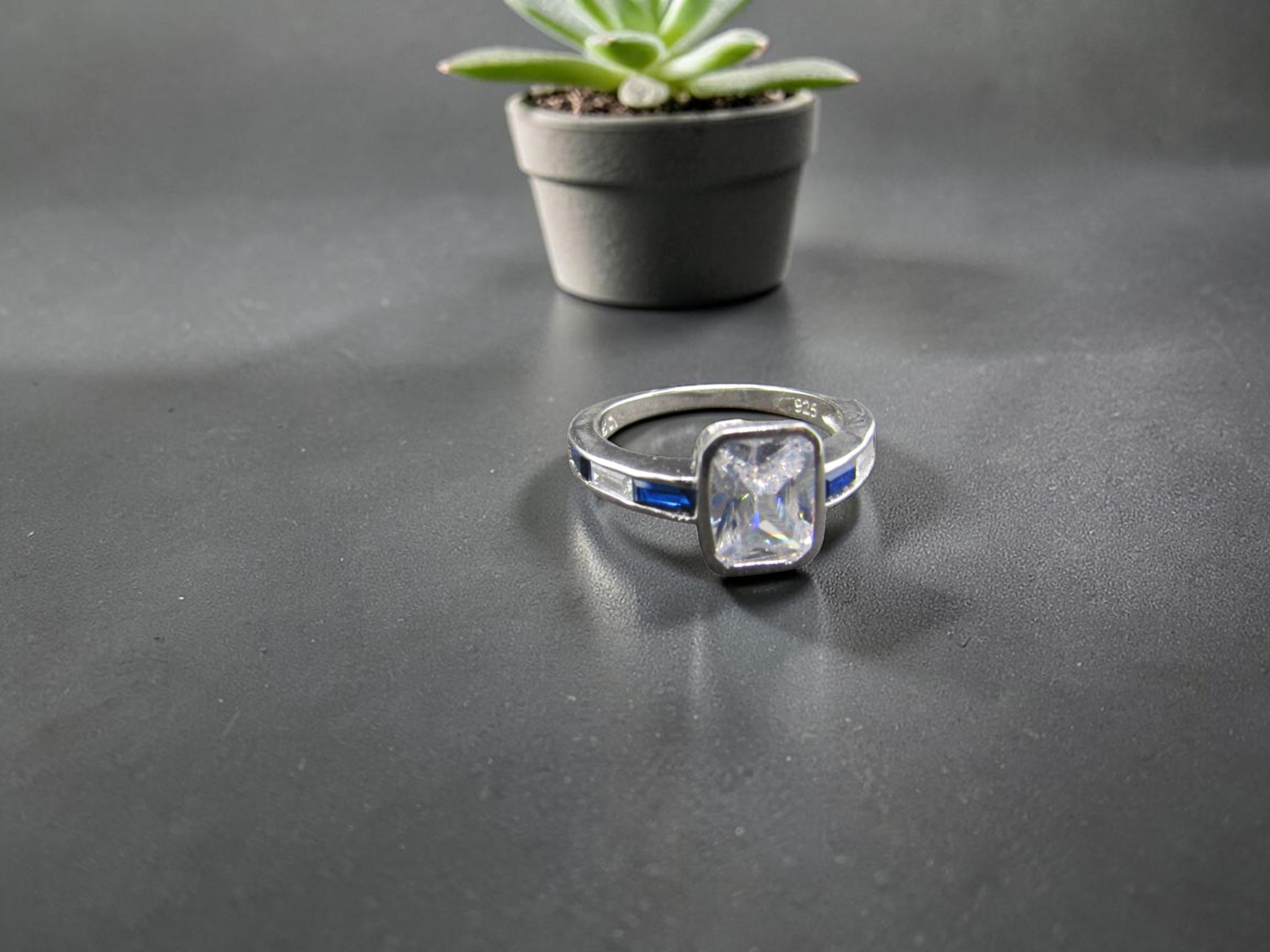 Anillo de Plata Azul Zafiro y circonitas