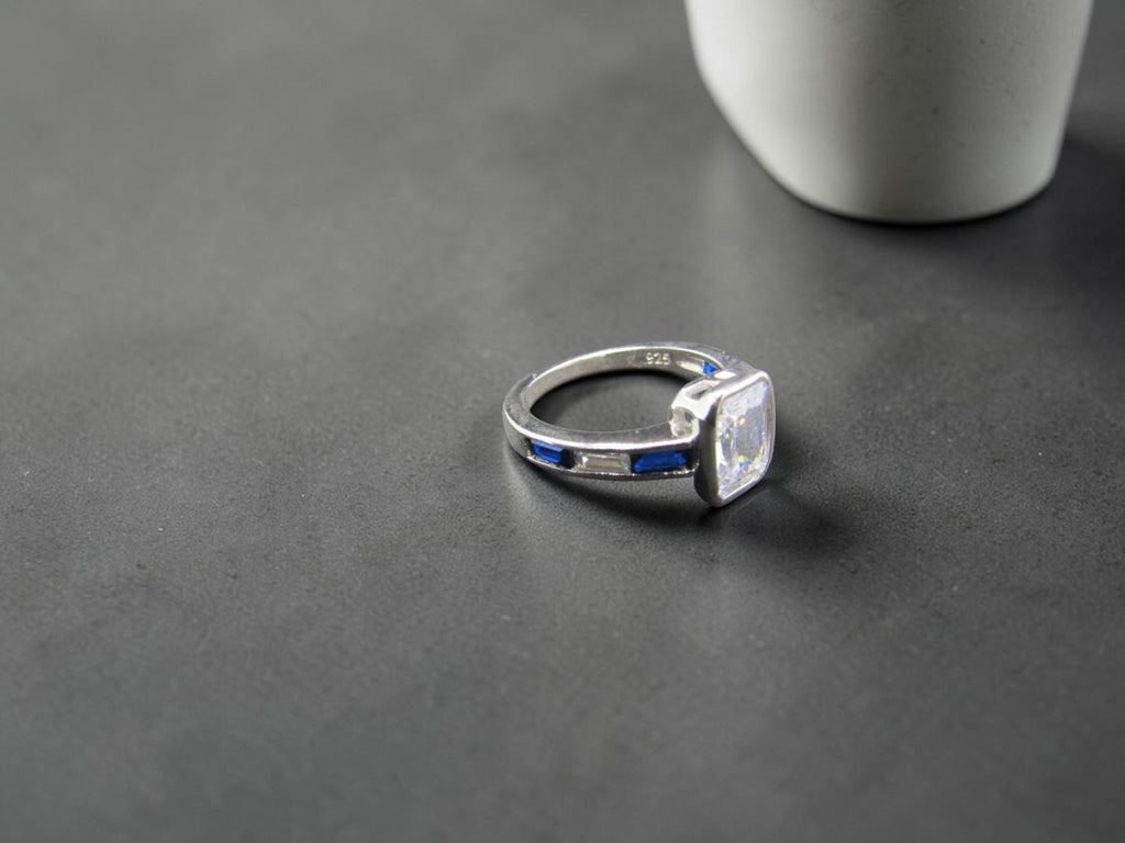 Anillo de Plata Azul Zafiro y circonitas