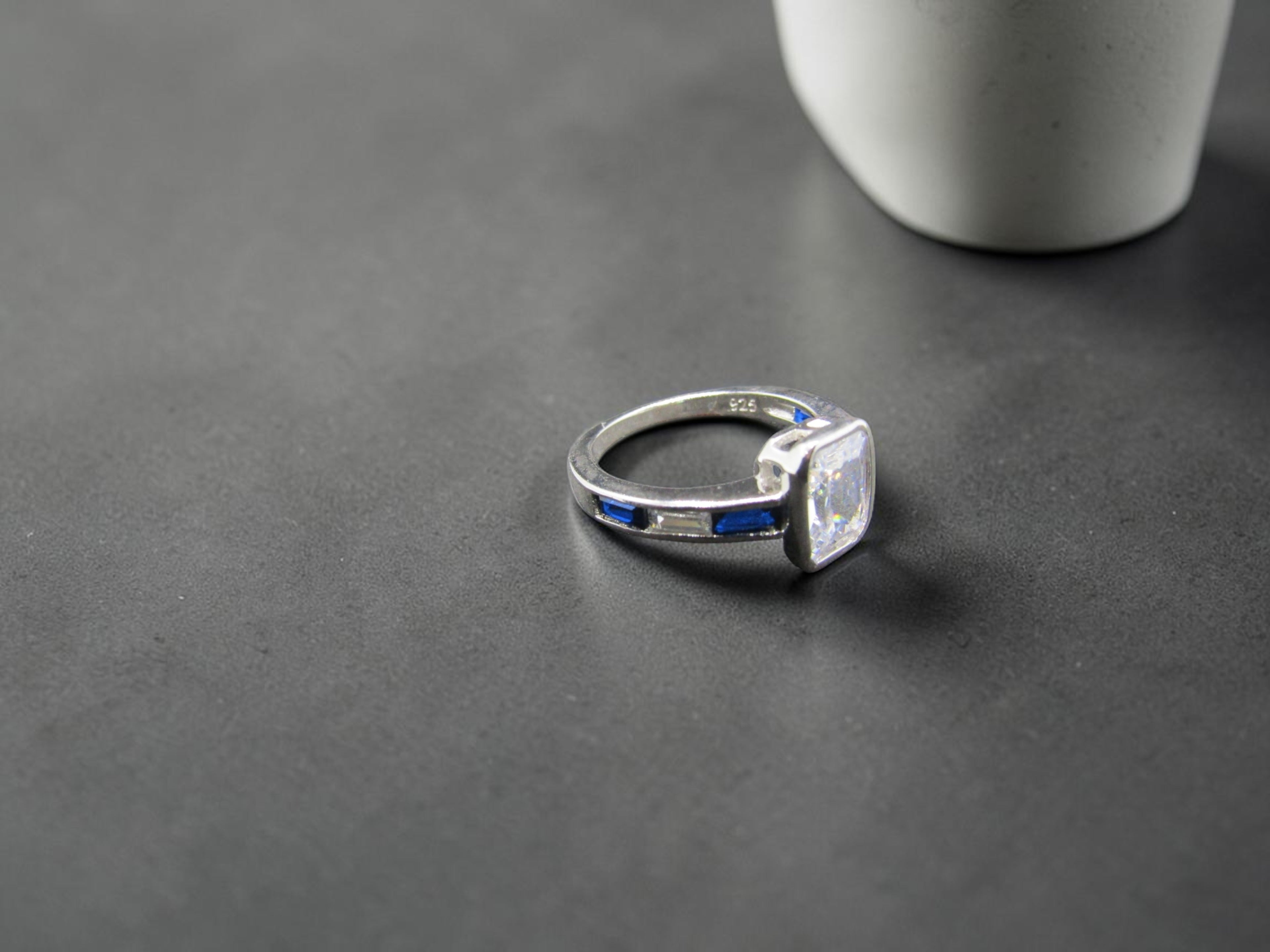 Anillo de Plata Azul Zafiro y circonitas