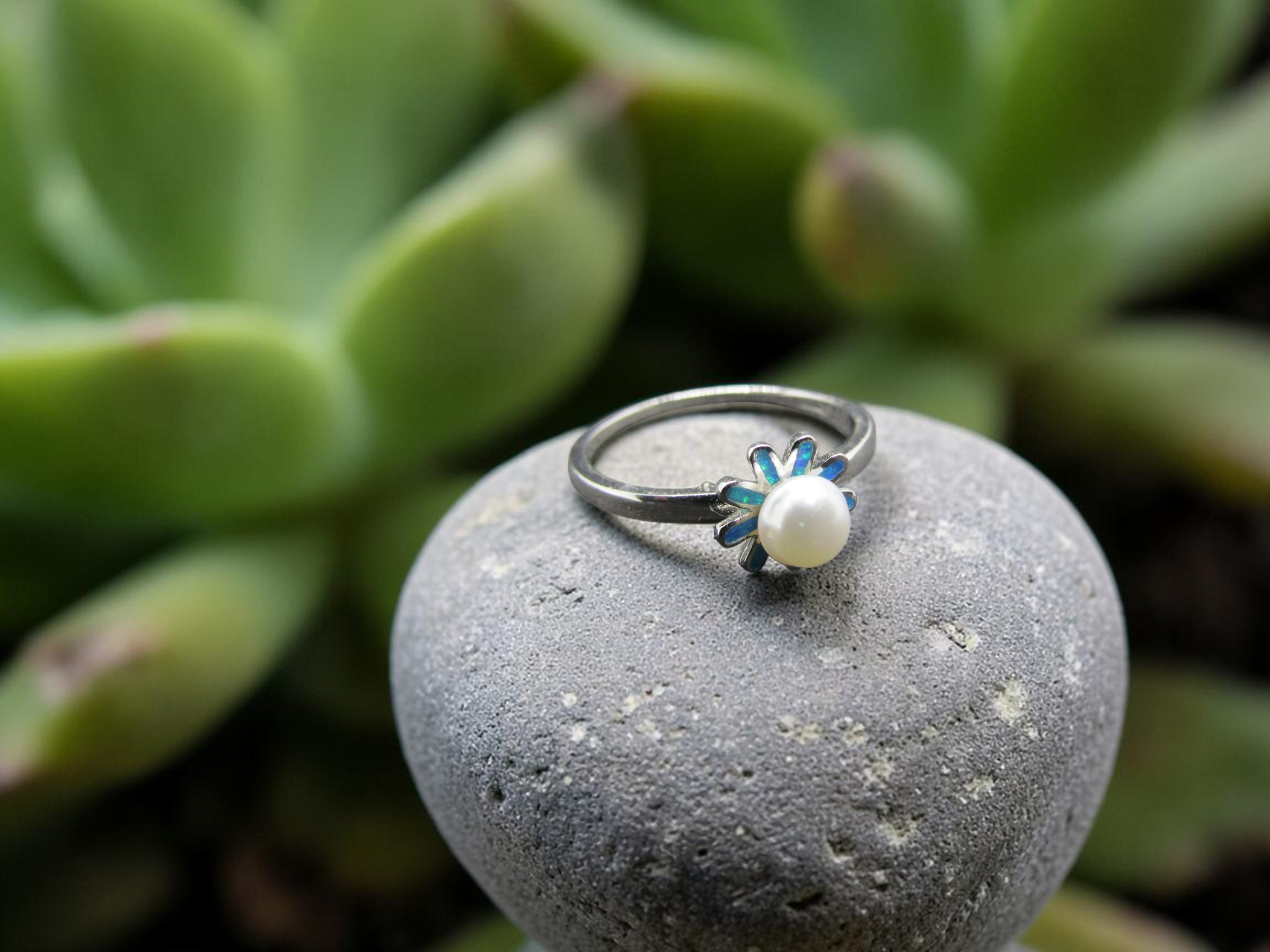 Anillo Flor de Plata con Perla natural y Ópalo Azul