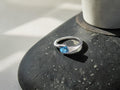 Anillo Minimalista de Plata con Piedra Azul