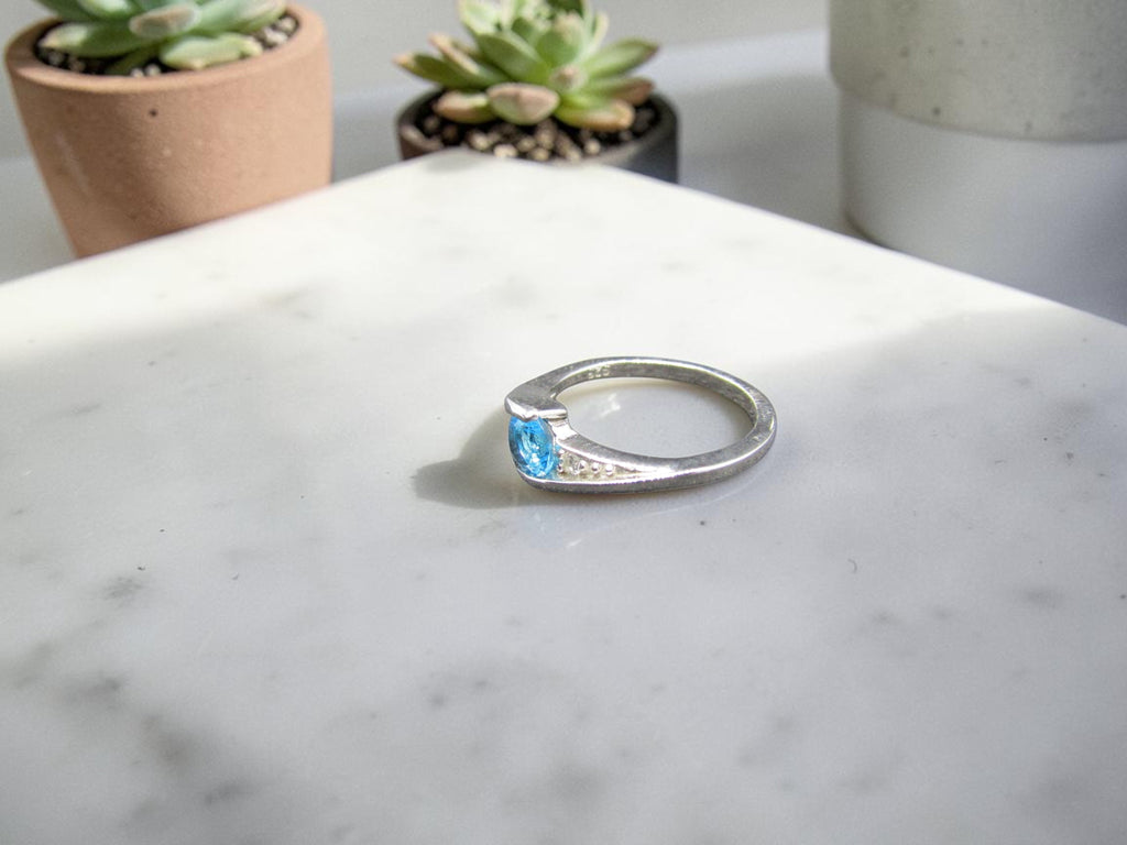 Anillo Minimalista de Plata con Piedra Azul