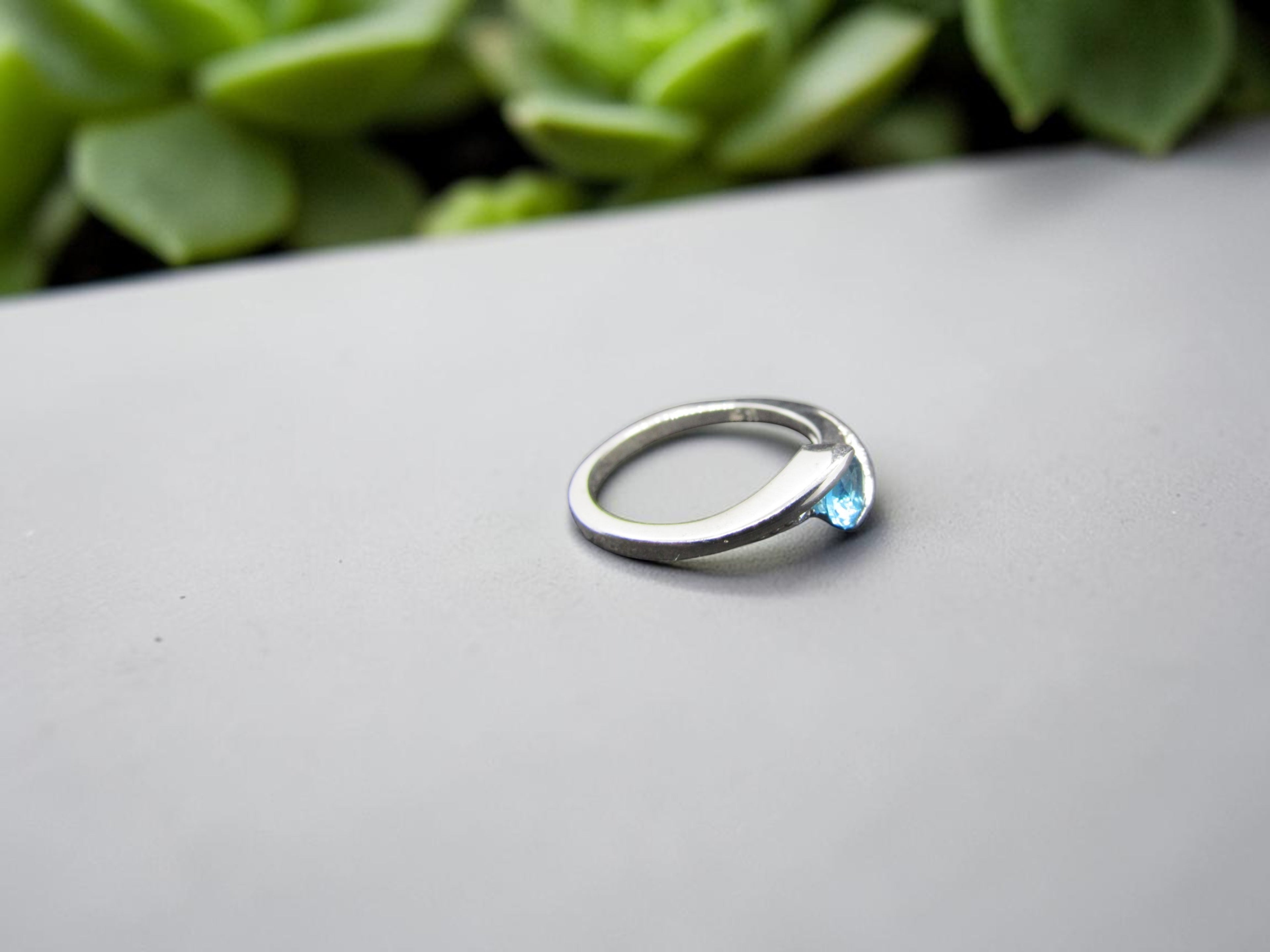 Anillo Minimalista de Plata con Piedra Azul