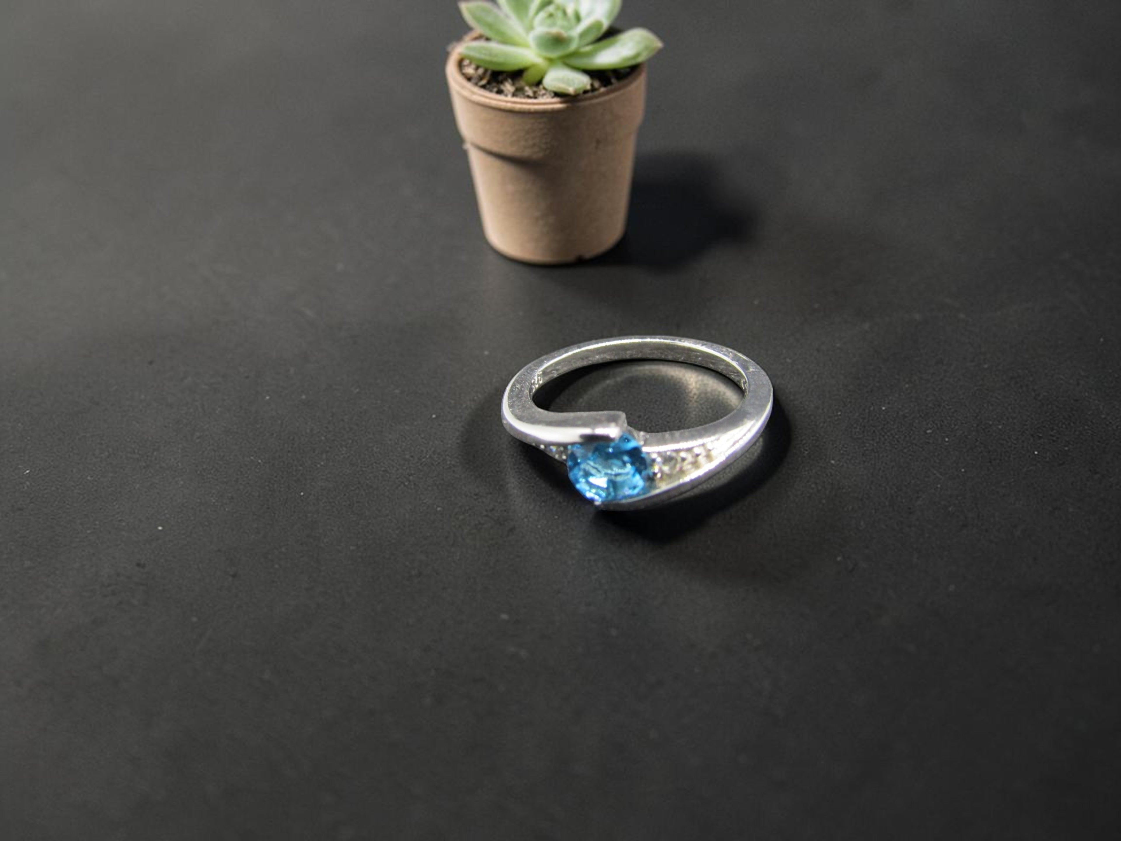 Anillo Minimalista de Plata con Piedra Azul