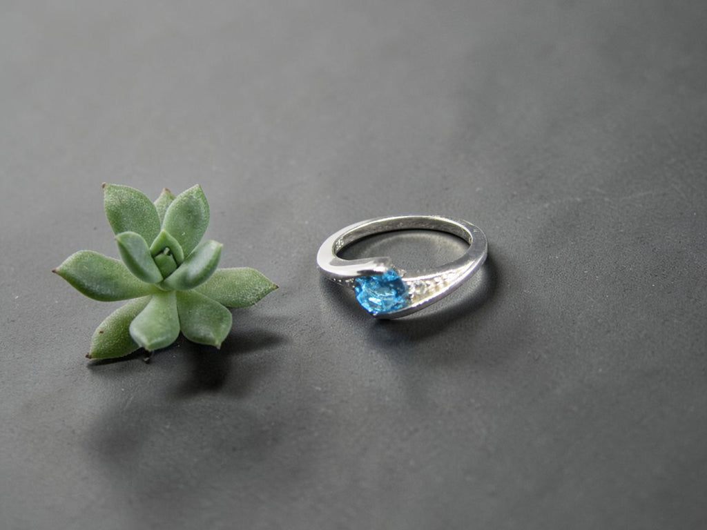 Anillo Minimalista de Plata con Piedra Azul