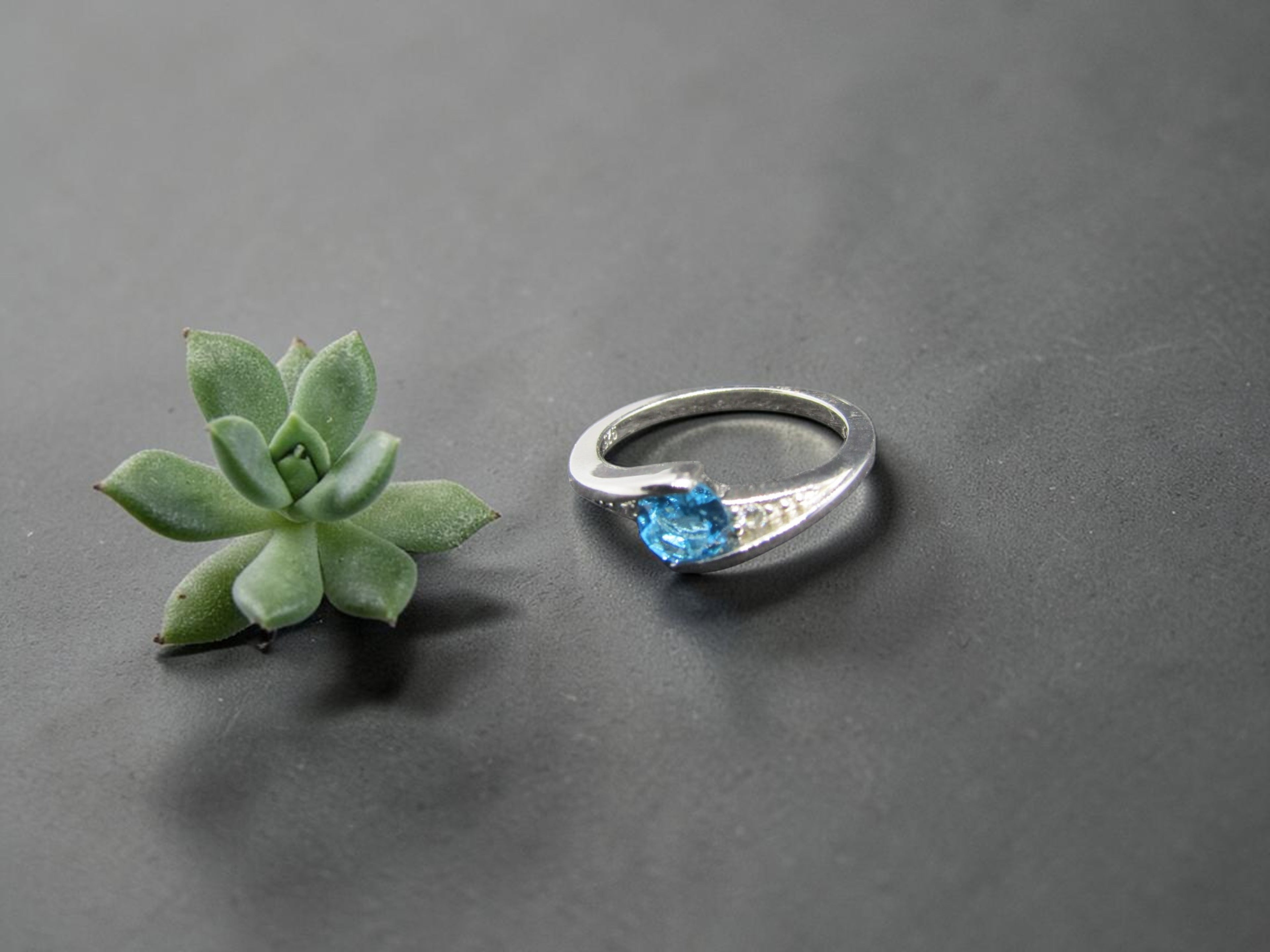 Anillo Minimalista de Plata con Piedra Azul