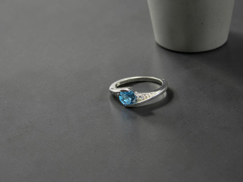 Anillo Minimalista de Plata con Piedra Azul