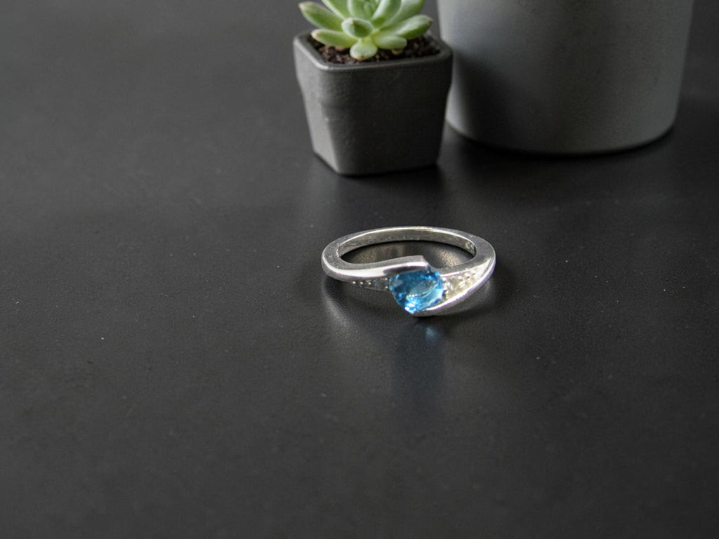 Anillo Minimalista de Plata con Piedra Azul