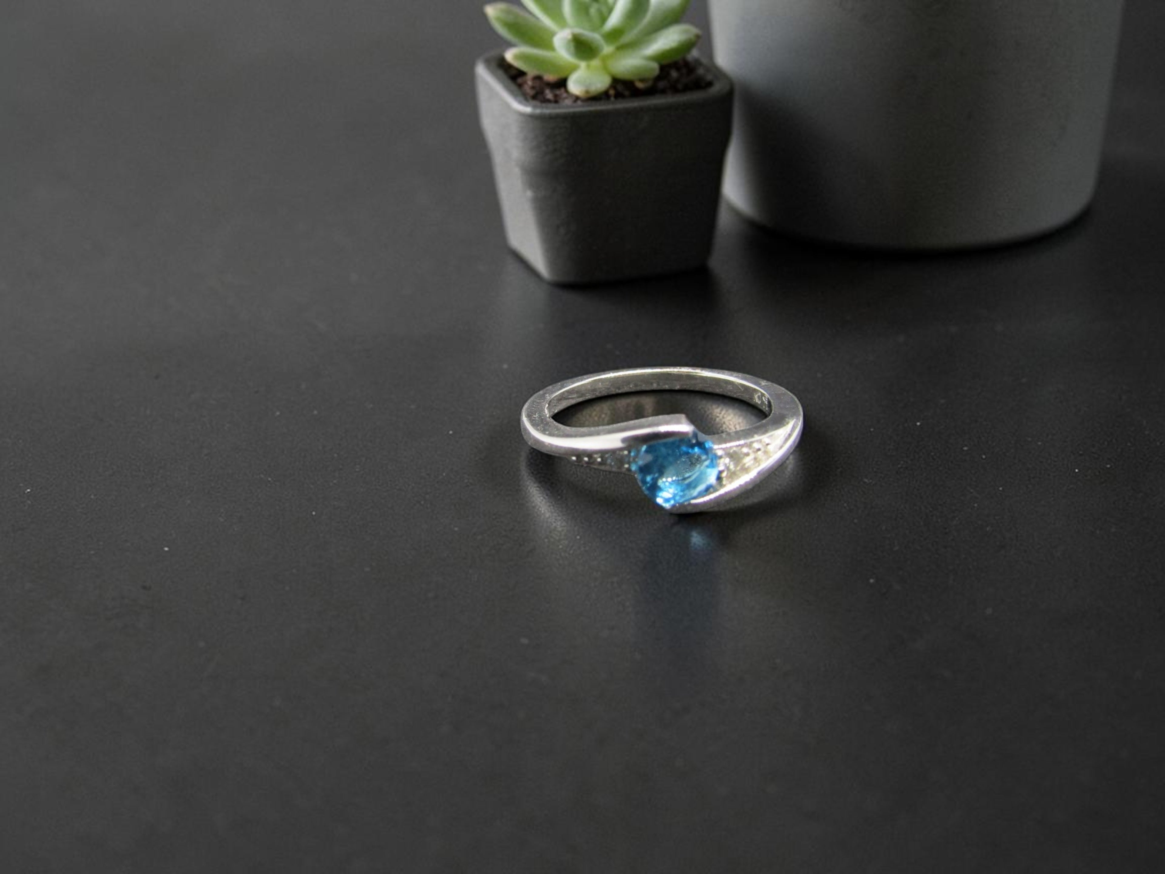 Anillo Minimalista de Plata con Piedra Azul