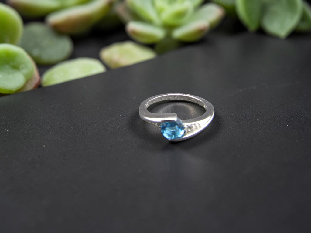 Anillo Minimalista de Plata con Piedra Azul