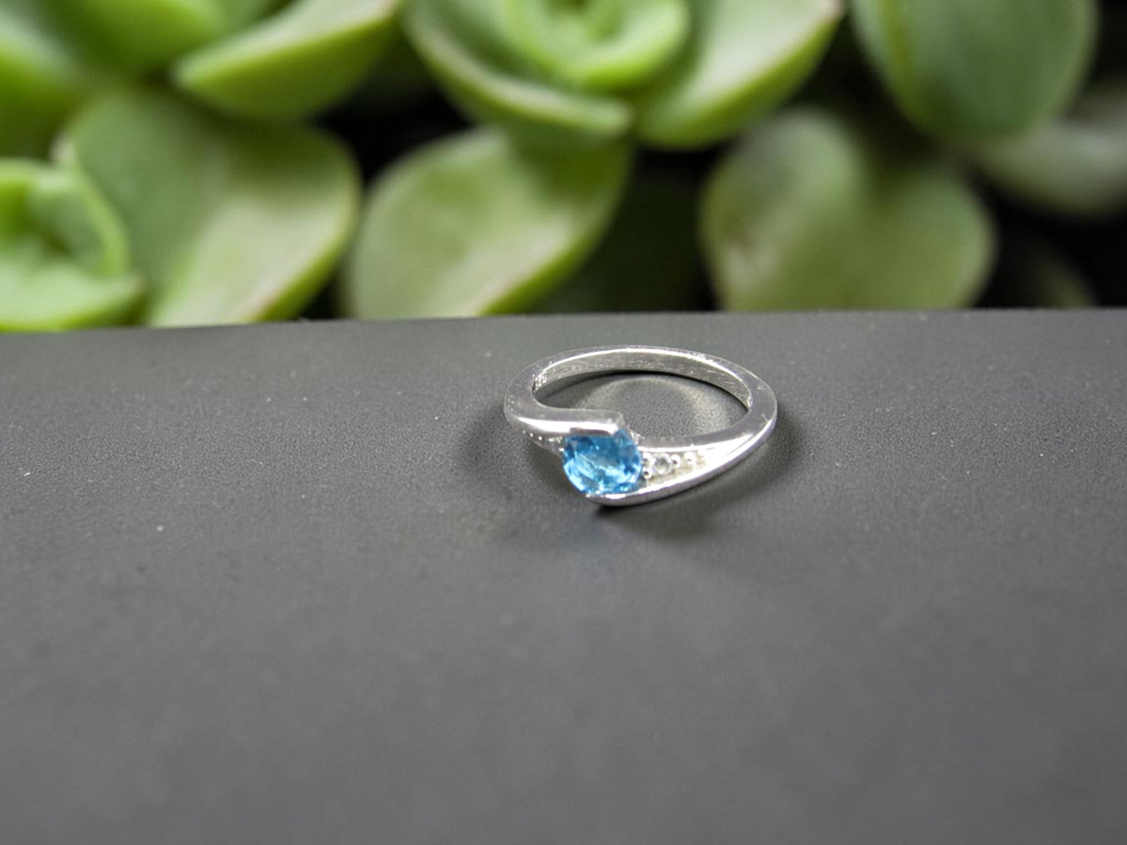 Anillo Minimalista de Plata con Piedra Azul