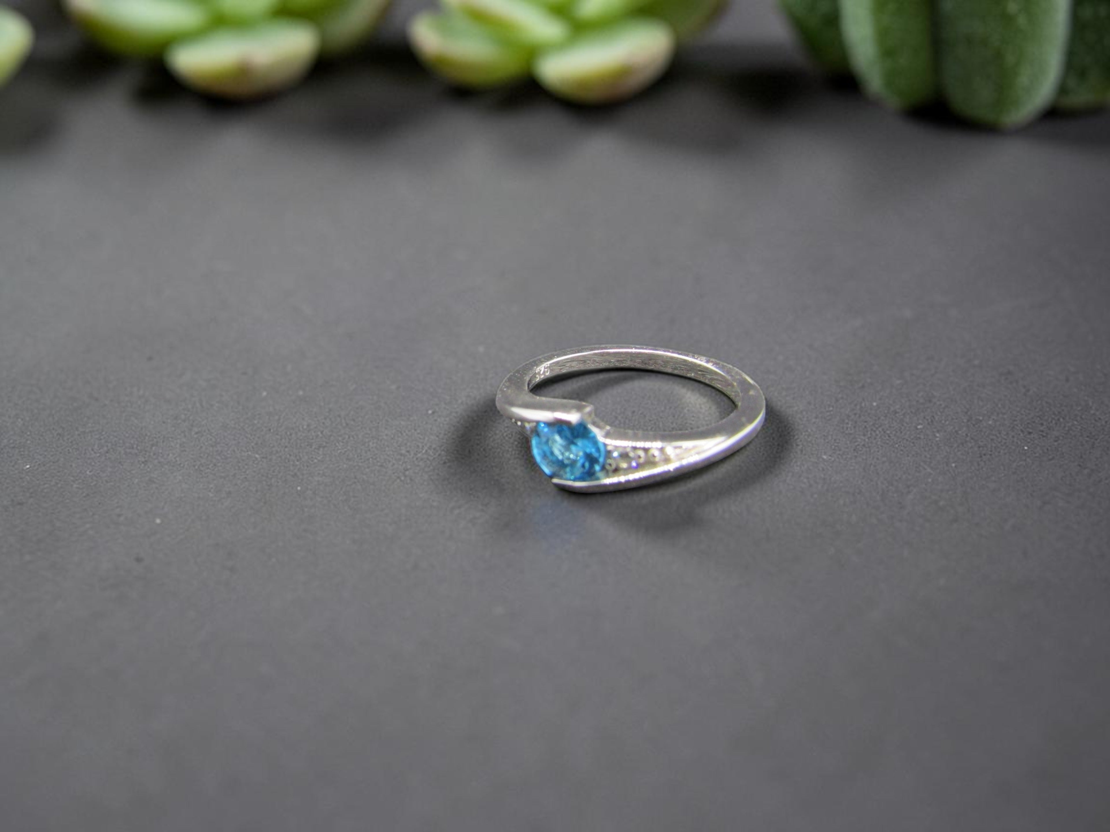 Anillo Minimalista de Plata con Piedra Azul