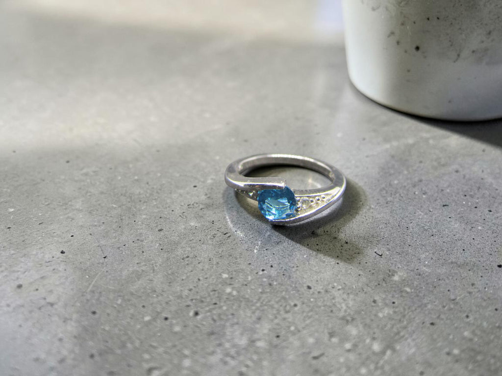 Anillo Minimalista de Plata con Piedra Azul