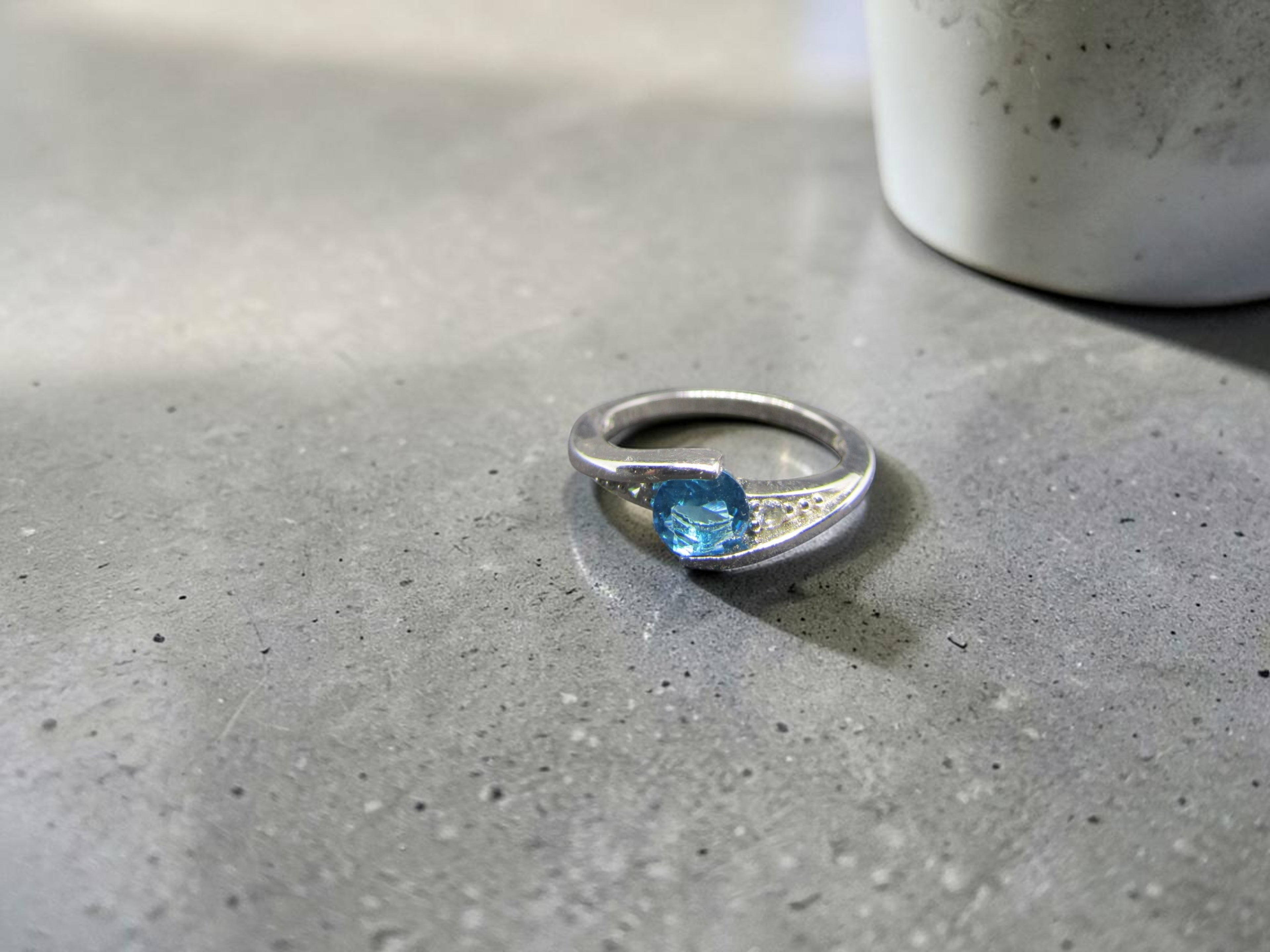 Anillo Minimalista de Plata con Piedra Azul