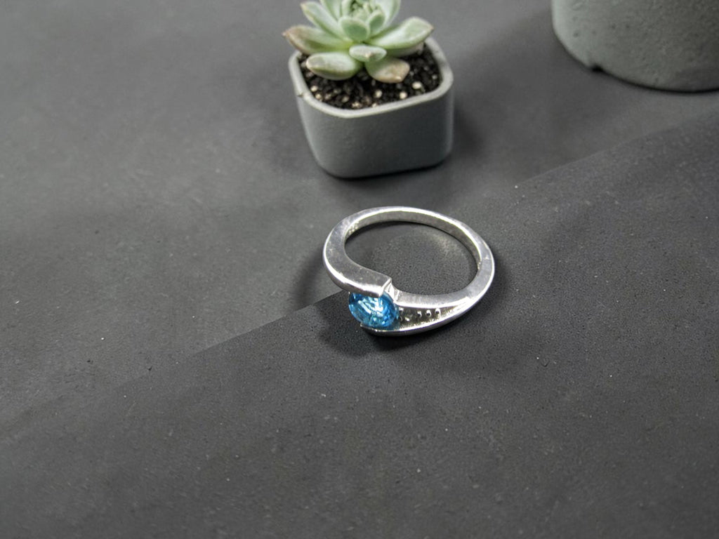 Anillo Minimalista de Plata con Piedra Azul