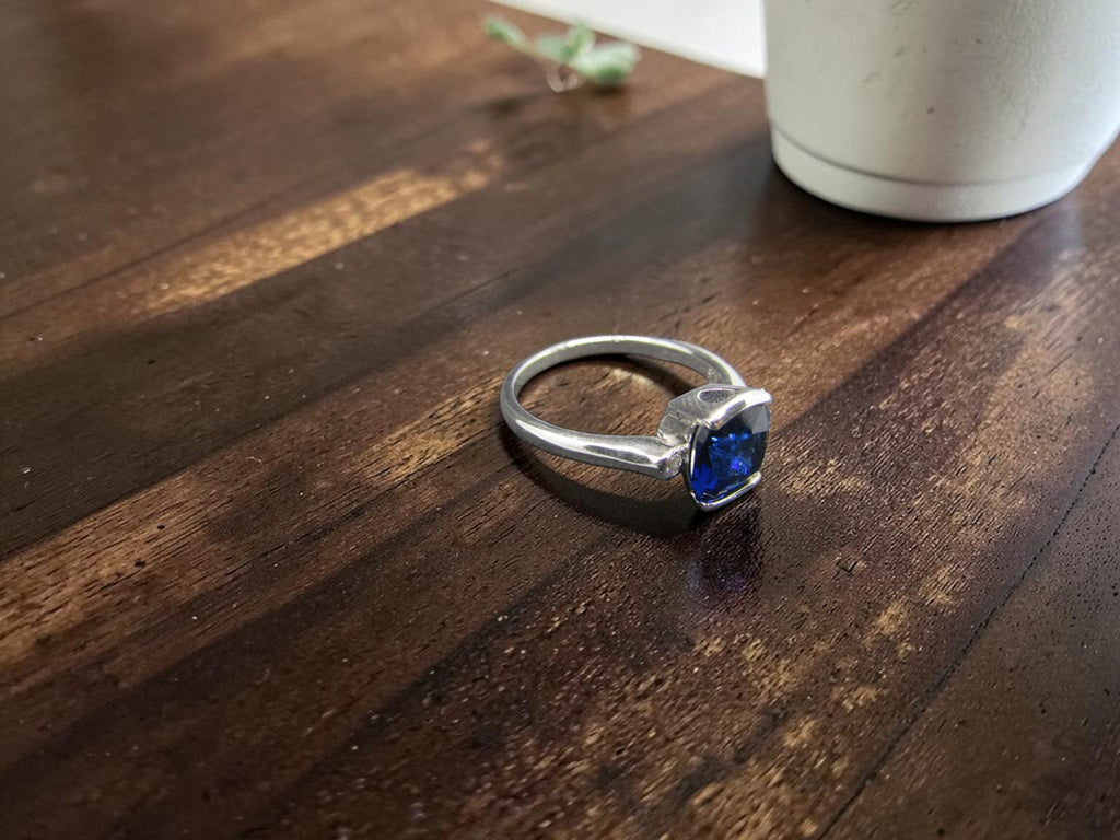 Anillo Cuadrado de Plata con Piedra Azul Zafiro
